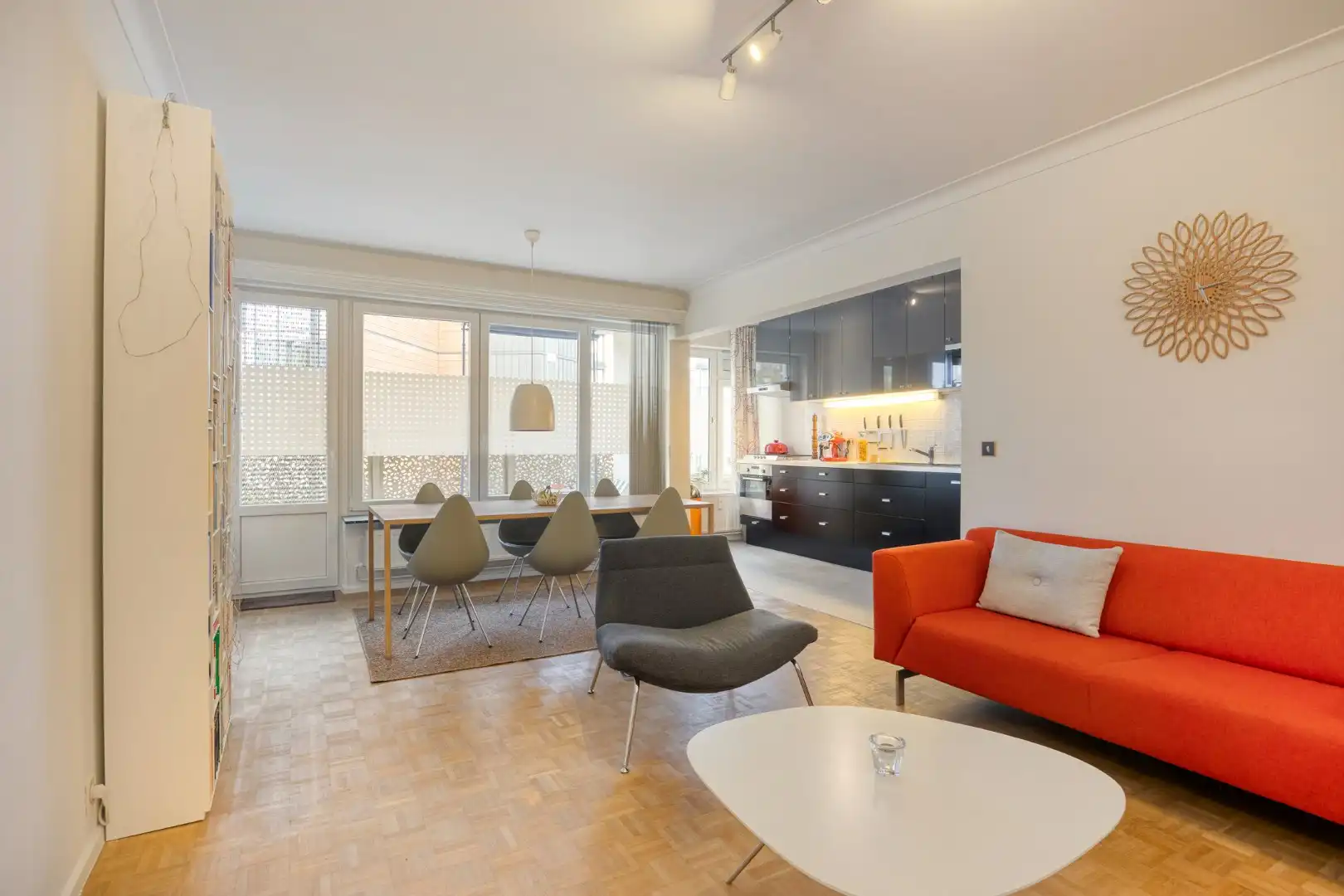 Goed gelegen appartement met 2 slaapkamers, terras, ondergrondse autostaanplaats en private kelderberging in Leuven! - EPC 98 kWh/m² - bewoonbare opp. 74 m² foto {{pictureIndex}}