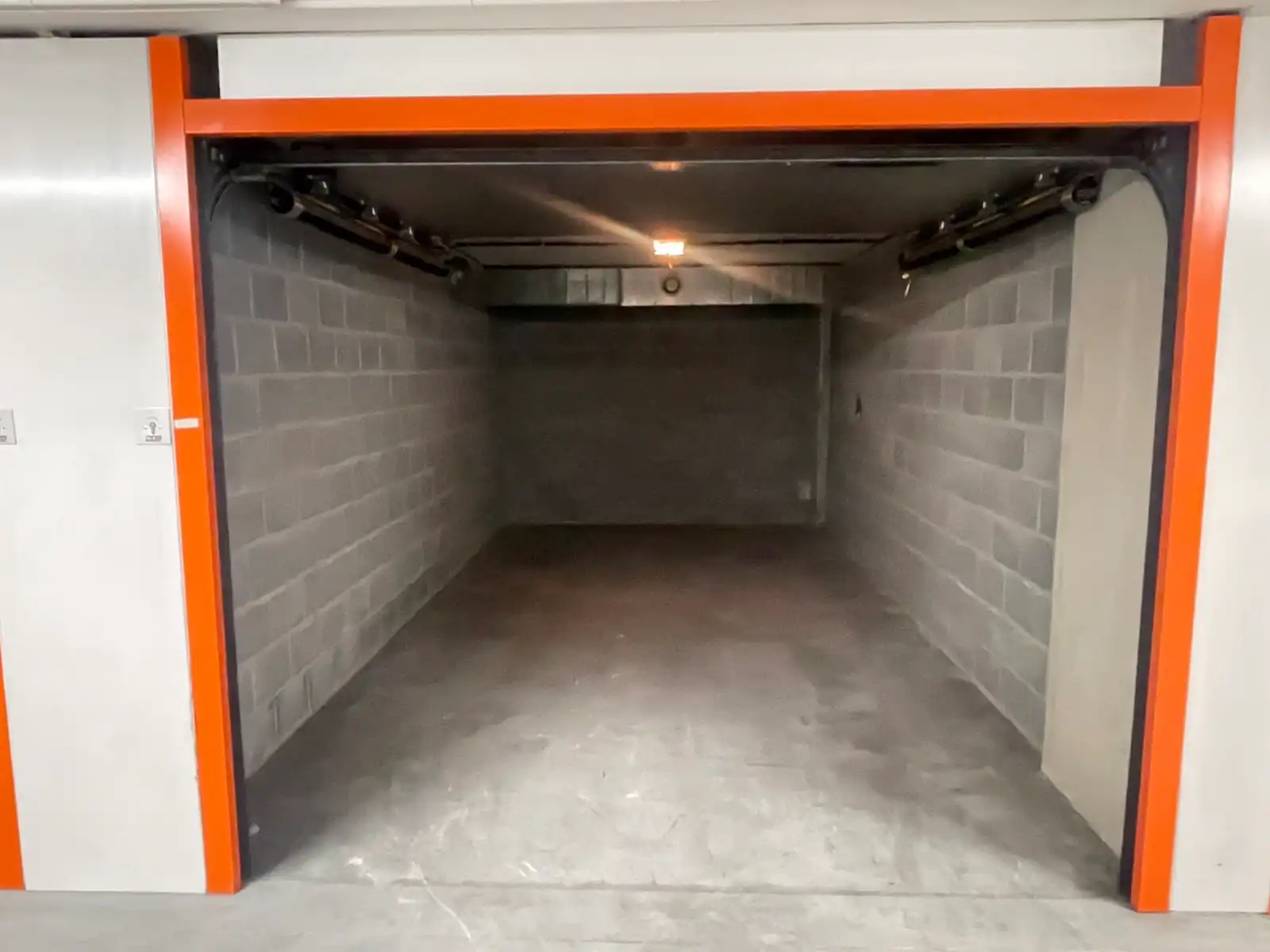 Makkelijk inrijdbare garagebox op niveau -2 onder de Minigolf foto 5