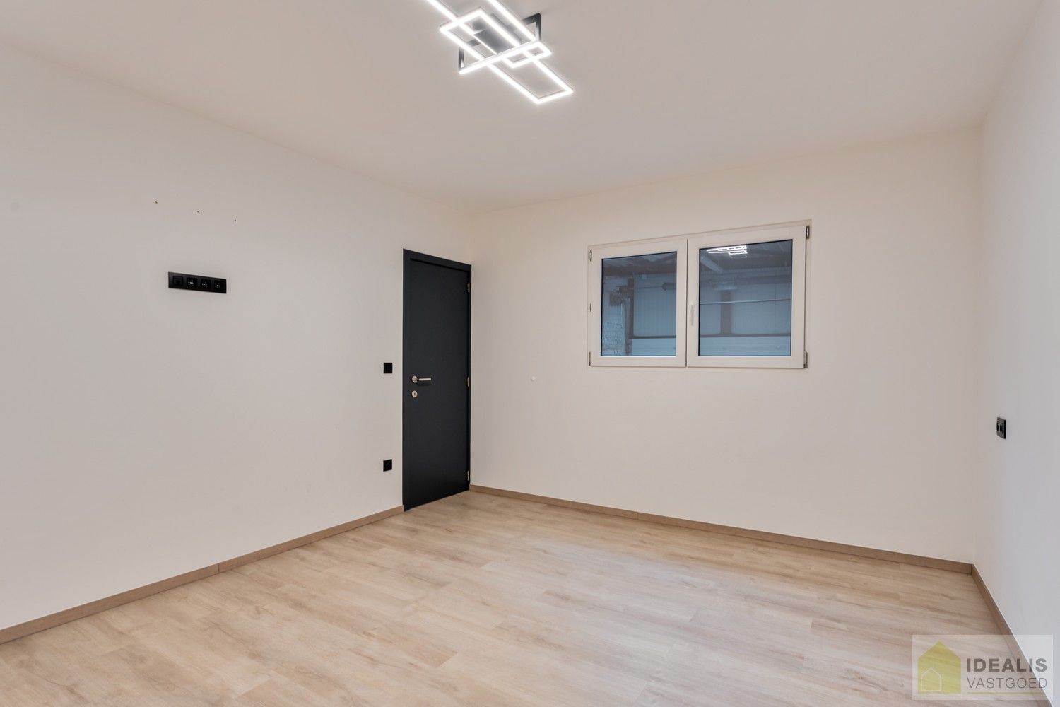 INSTAPKLAAR APPARTEMENT MET MAGAZIJN/KANTOOR OP BEDRIJVENTERREIN DE RIETKOLK!! Dit instapklare pand bestaat uit een hal/opslag van +-100m², met bureel/keuken en een aparte inkom voor het woongedeelte. Het appartement omvat een ruime woonkamer met uitgeruste keuken, 2 slaapkamers, badkamer, bergruimte en waskamer. Het pand leent zich perfect als kantoorlocatie met opslag in combinatie met wonen. foto 21