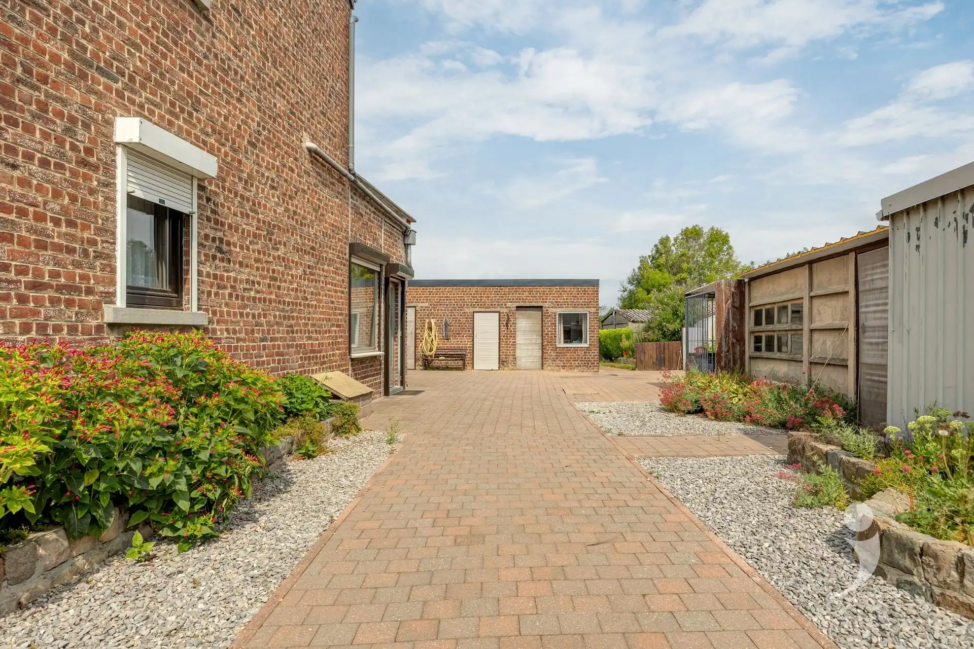 Te renoveren woning met vier slaapkamers!  foto 25
