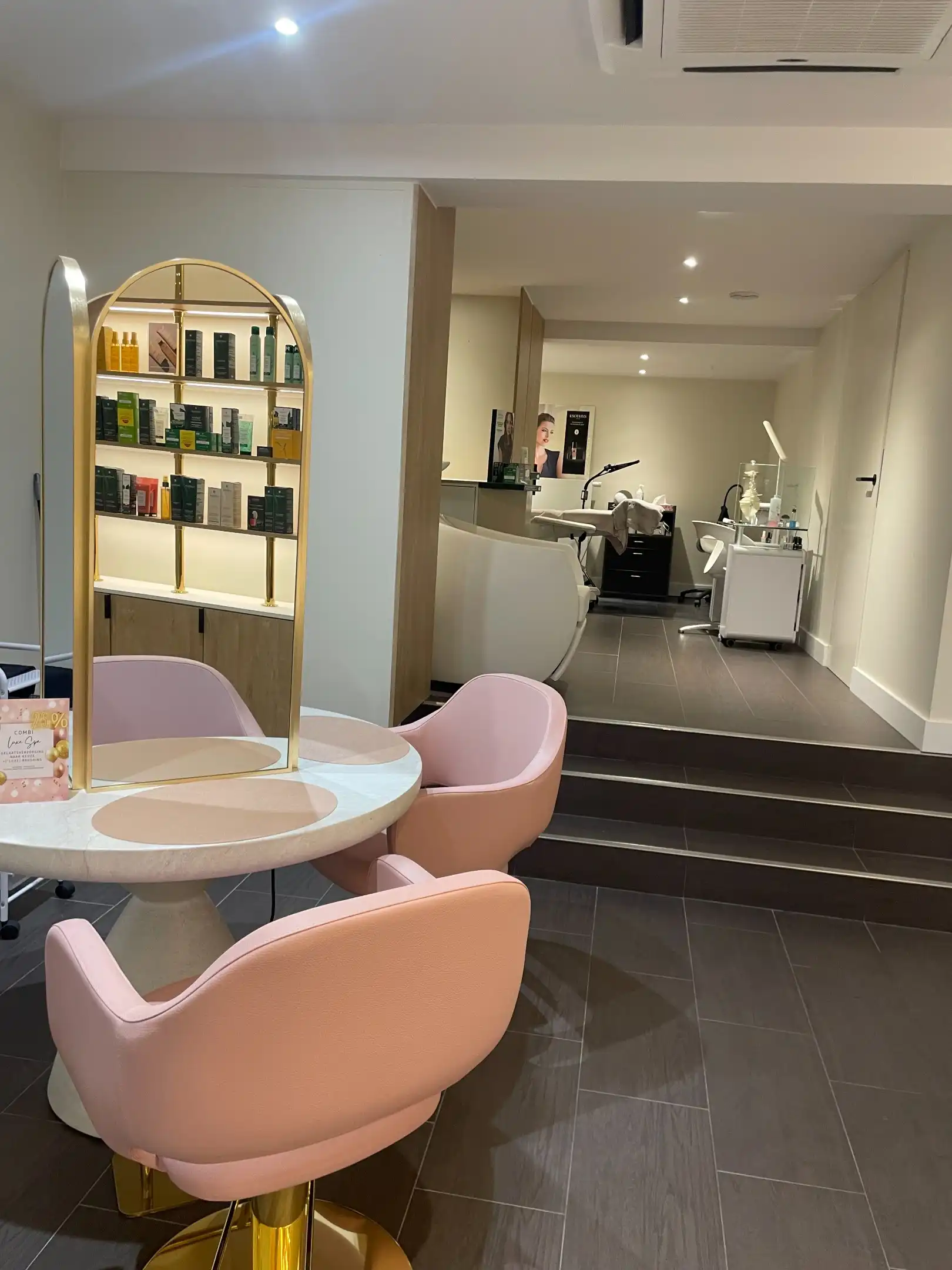 Goed gelegen handelsgelijkvloers gelegen op de Lippenslaan vlakbij het Van Bunnenplein   foto 4