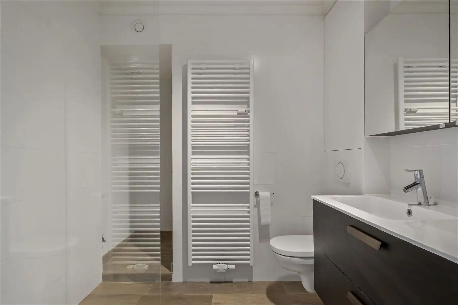 Gerenoveerd ,instapklaar appartement met garage foto 15