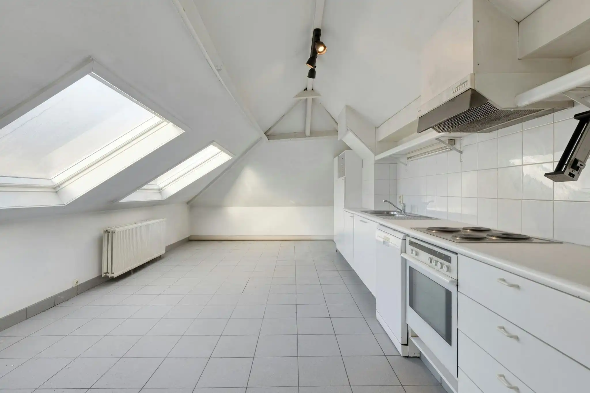 Te renoveren appartement te koop in hartje Kortrijk! foto 4