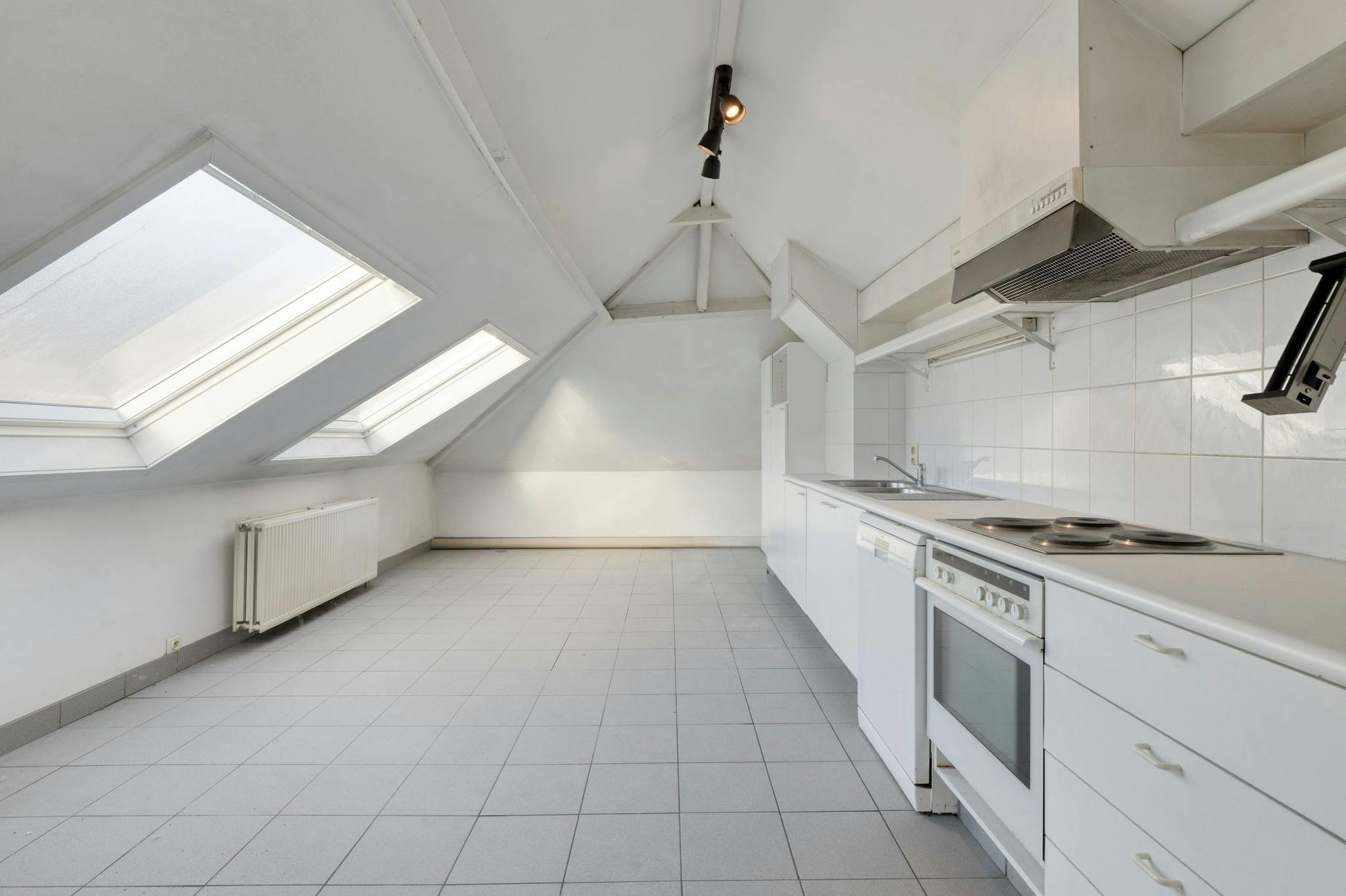 Te renoveren appartement te koop in hartje Kortrijk! foto 4