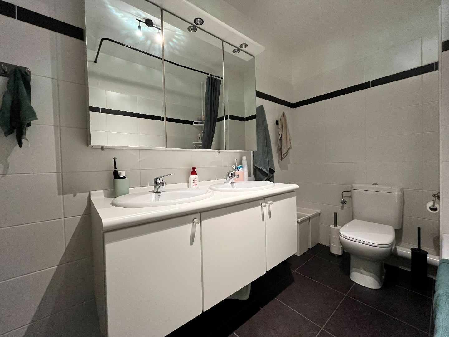 Riant 3 slpk-appartement met 2 terrassen en een garagebox foto 13