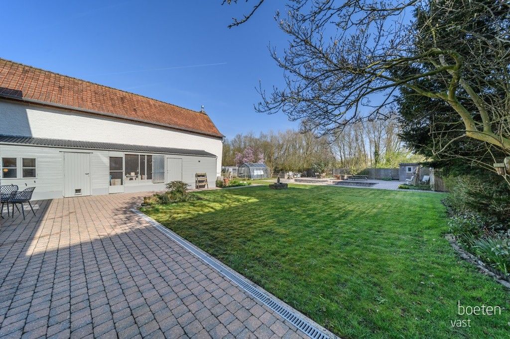 POPERINGE: Voormalige burgemeesterswoning doorprikt van charme, historie en karakter met 6 slpks en 4 badk., garage en meerdere parkeerplaatsen met een betoverende tuin op 1.521m² grondopp. foto 23