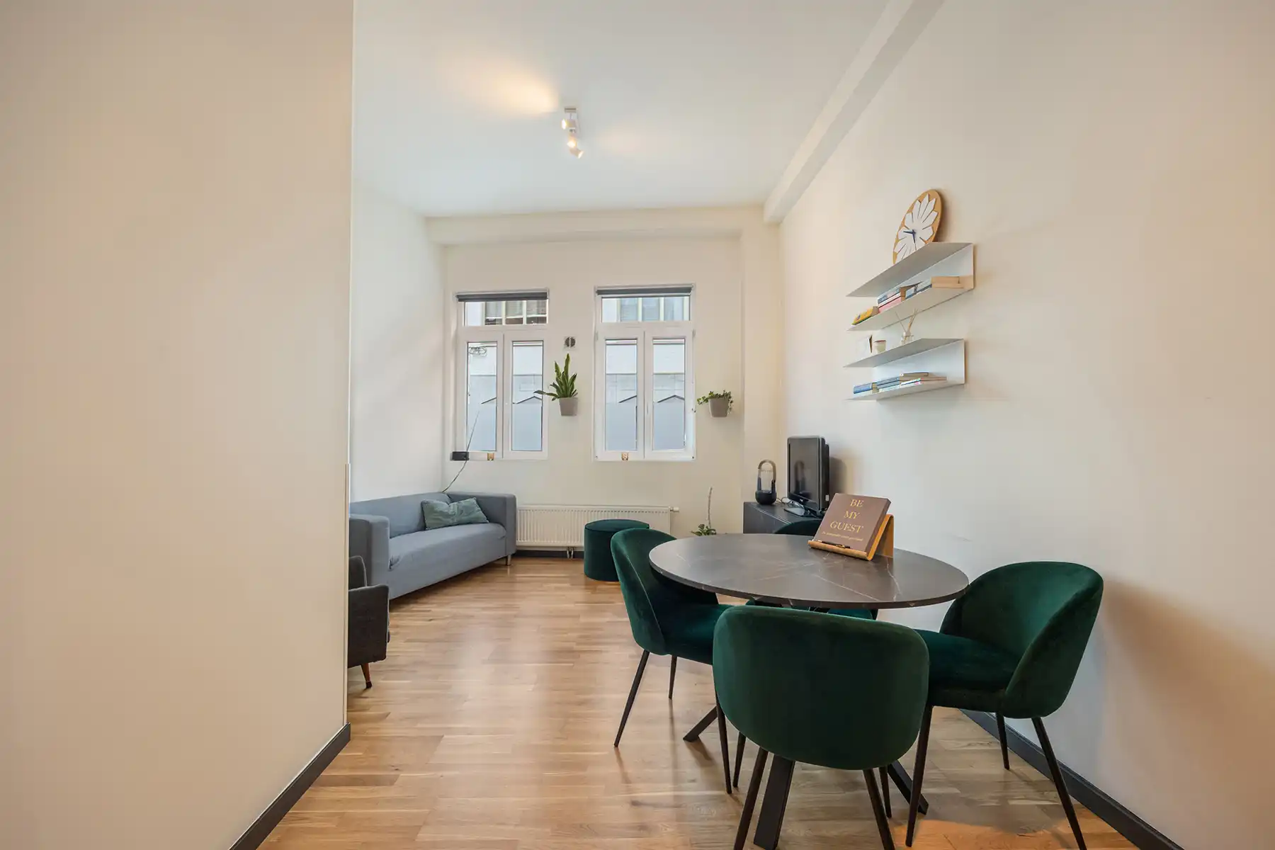 Instapklaar gelijkvloers 1-slaapkamerappartement met terras! foto 2