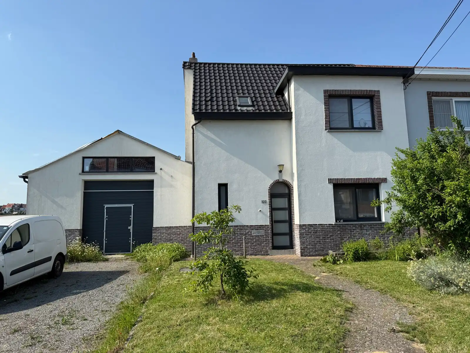 Goed gelegen woning met ruime loods foto {{pictureIndex}}