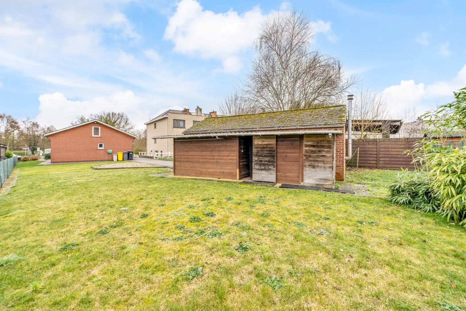 Gelijkvloerse bungalow met 2 slaapkamers, garage en riante tuin op toplocatie foto 5