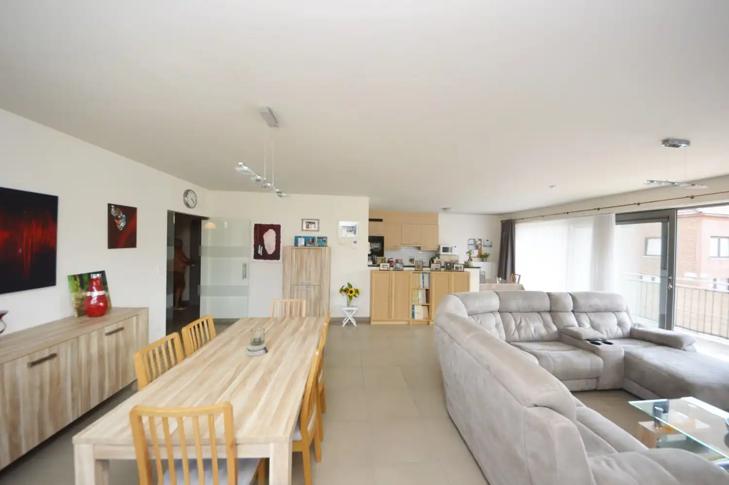 Lichtrijk en modern appartement met riant zonneterras, 2 ondergrondse staanplaatsen én kelder in hartje Ninove! foto 6