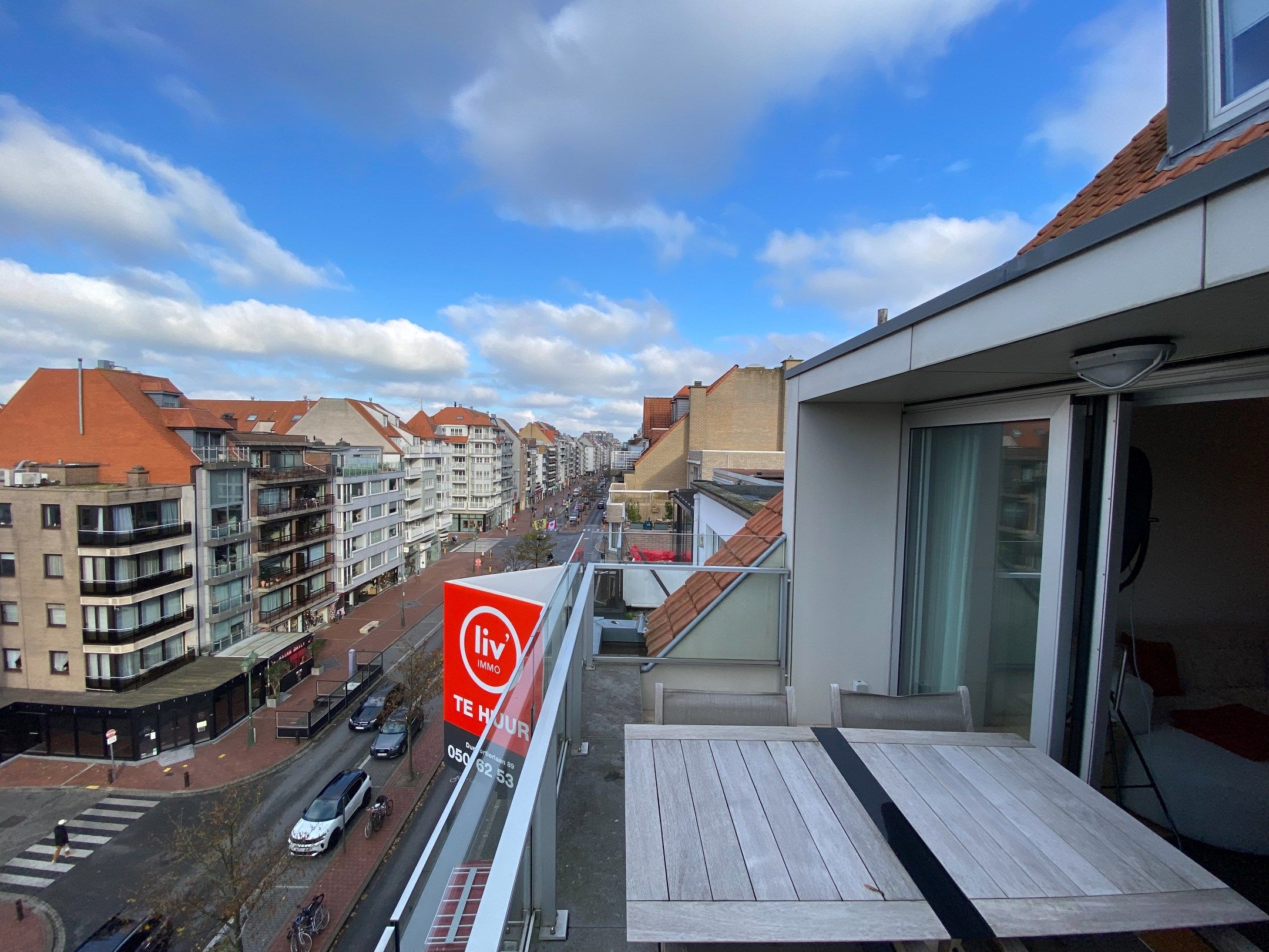 GEMEUBELD - Duplex appartement met 3 volwaardige slaapkamers en twee ruime zongerichte terrassen met open zichten, gelegen aan de zonnekant van de Lippenslaan.  foto 5