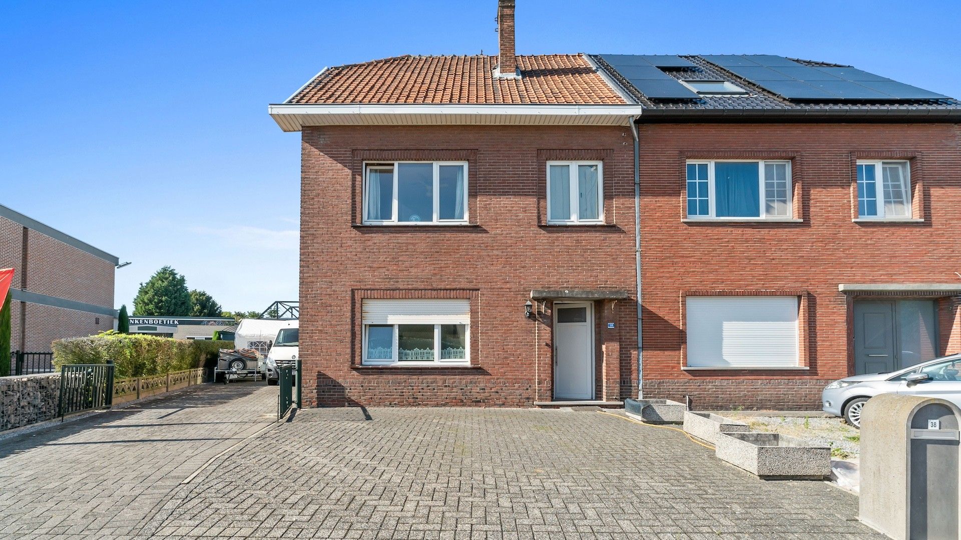 Gunstig gelegen te renoveren woning met 3 slaapkamers vlakbij het centrum van Bilzen foto 1