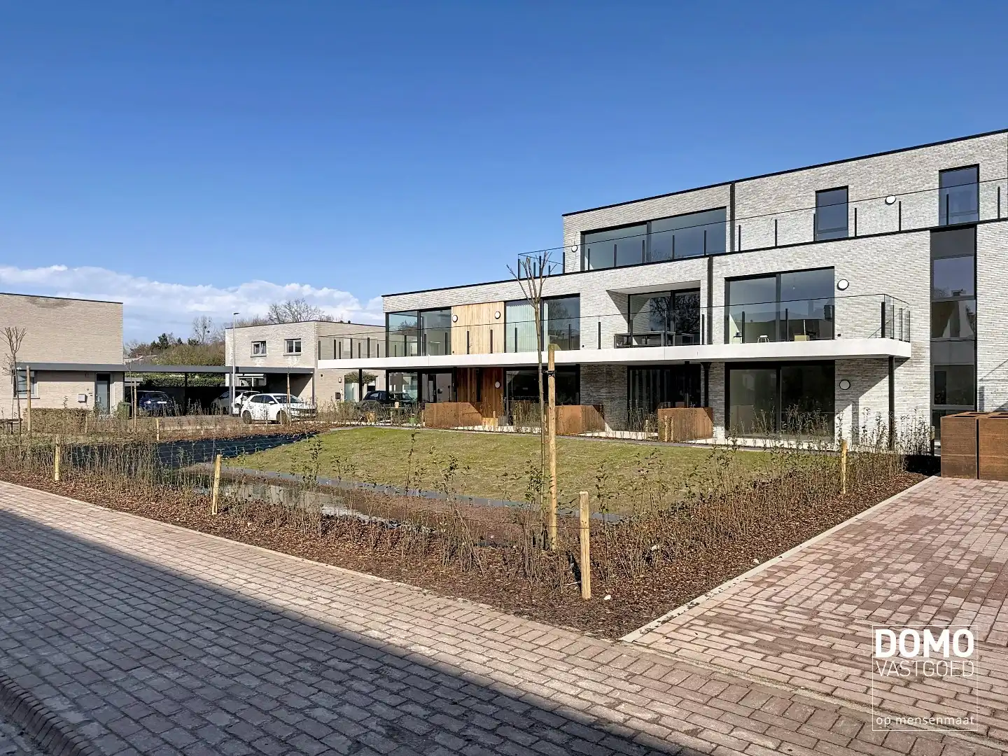 KNAP ARCHITECTURAAL WOONPROJECT IN HET CENTRUM VAN KERMT foto {{pictureIndex}}