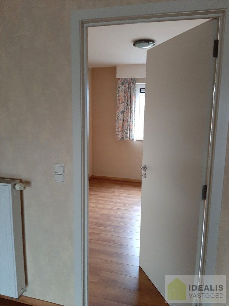 Ruim instapklaar appartement met 2 slaapkamers in hartje Neerpelt foto 5