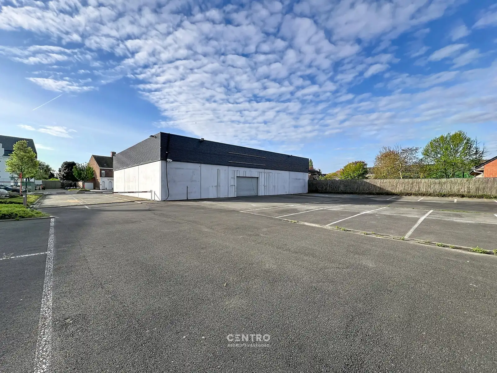 Multifunctioneel bedrijfspand (binnenrecreatie, toonzaal, winkel, opslag,...) van 782m² met 40 parkeerplaatsen op eigen terrein te Bavikhove (Harelbeke). foto 4