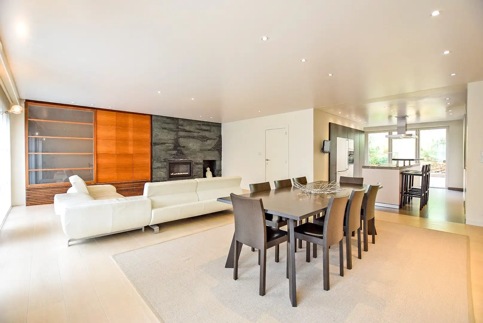 Kwalitatief afgewerkte woning met handelsruimte (536m² bewoonbaar) op een toplocatie. foto 5