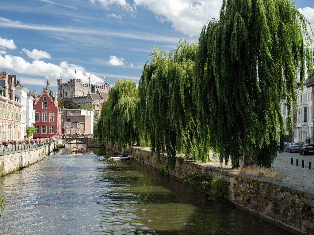 Appartement met 3 slaapkamers en prachtig zicht over de Lieve, op een toplocatie in het historisch centrum van Gent. foto {{pictureIndex}}
