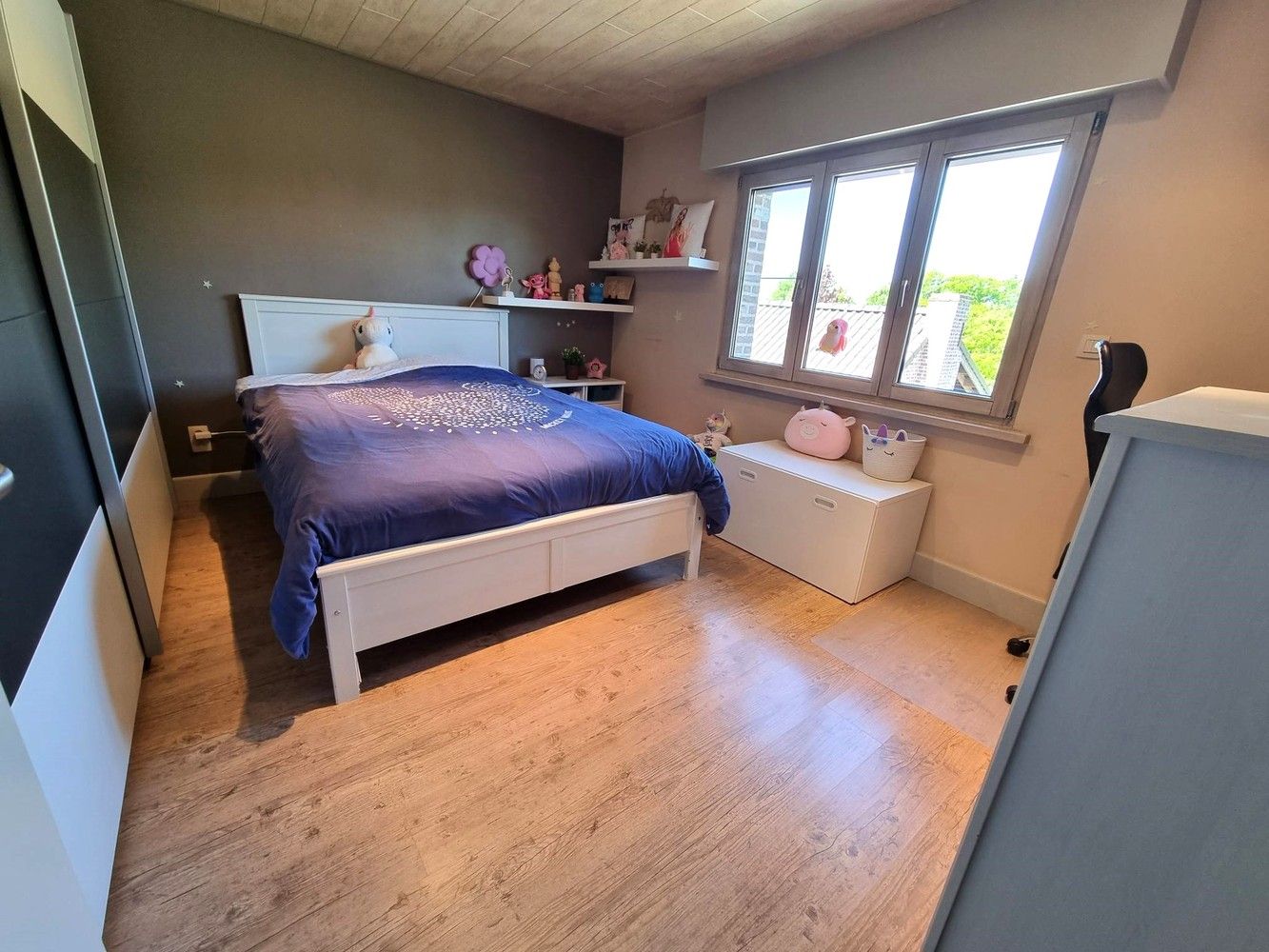 Vernieuwde woning, zeer rustig gelegen met 3 slaapkamers.  Extra kamers mogelijk dankzij de ruime zolder. foto 11