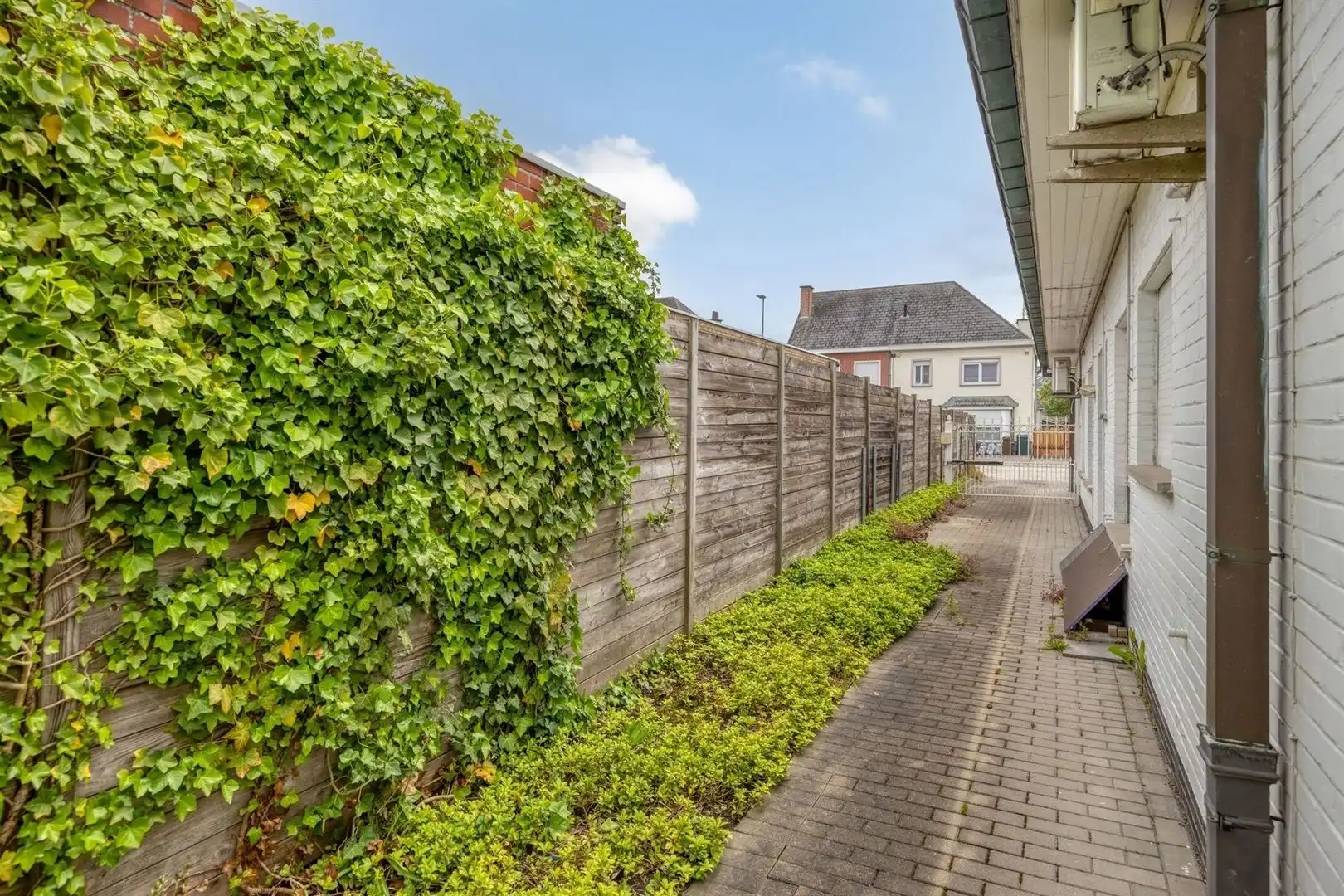 Villa met achterliggend kantoorgebouw foto 26