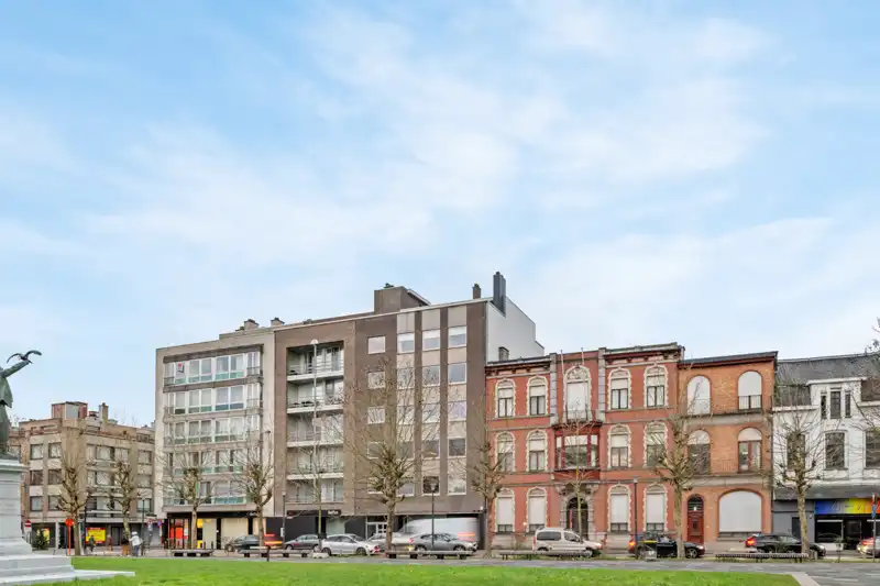 Roeselare-stadskern. Recent vernieuwde kantoor / praktijk / polyavalente ruimte te huur van 164m2. Ideale zichtbaarheid. Voldoende parkeerruimte en aparte autostaanplaats beschikbaar. foto {{pictureIndex}}