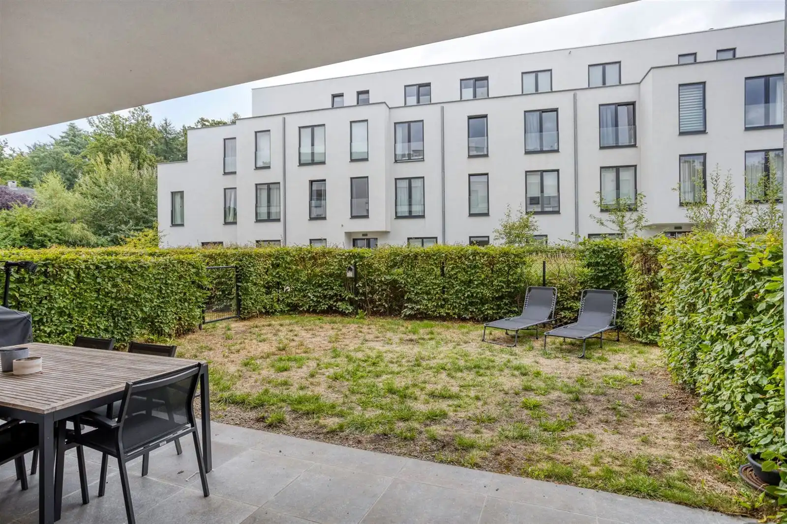 Prachtig recent gelijkvloers appartement met 2 slaapkamers, tuin en parking foto 25