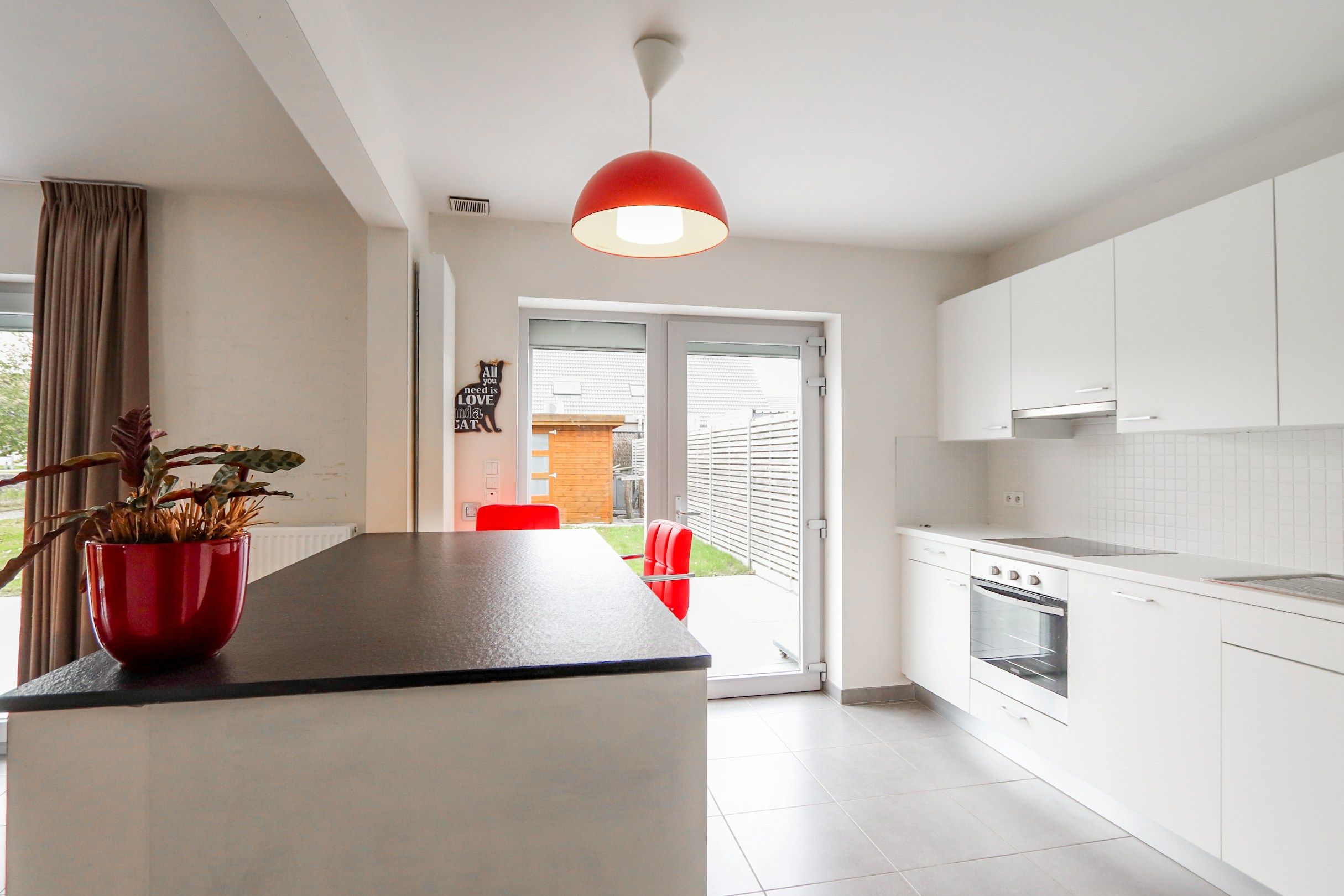 RECENTE GEZINSWONING MET TUIN EN GARAGE foto 8