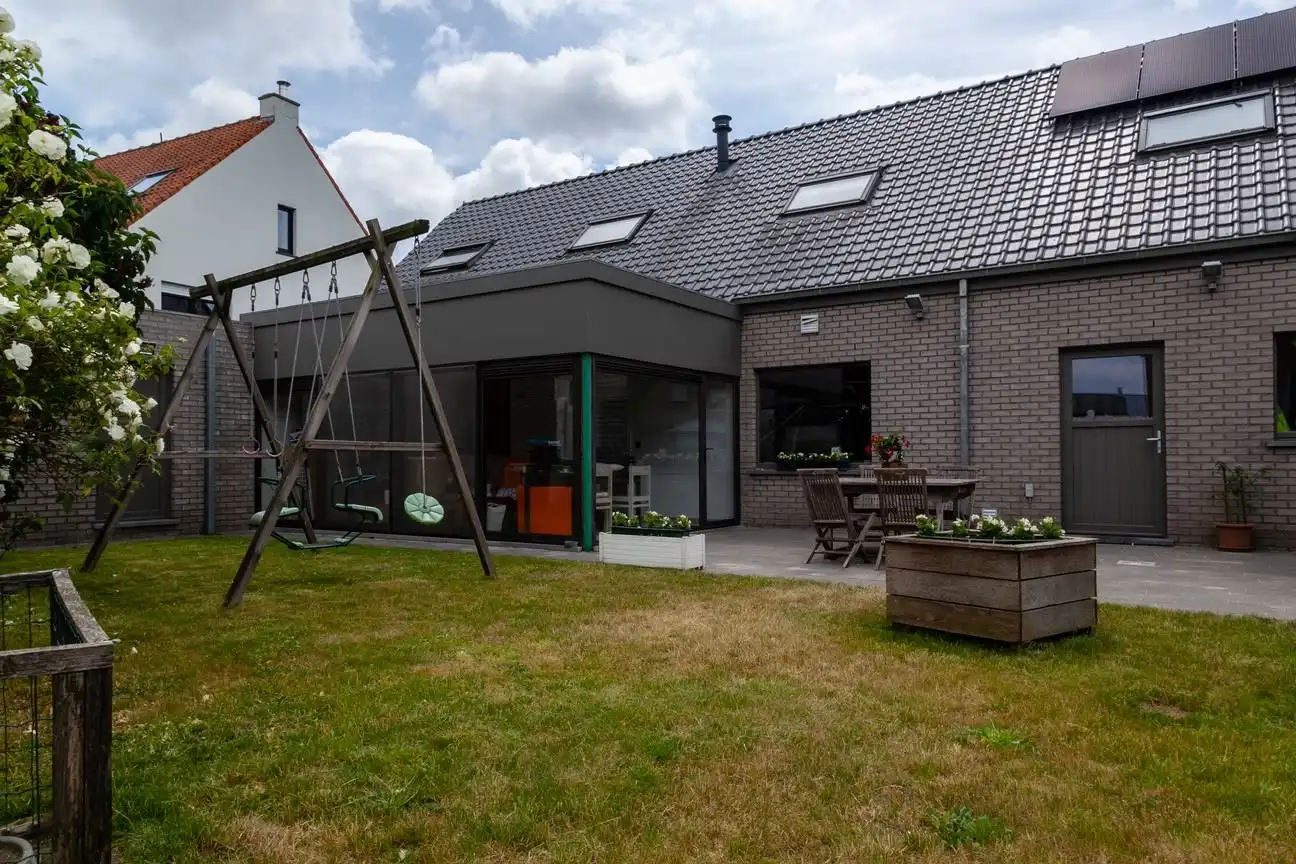 Ruime, energiezuinige woning te huur met tuin, dubbele garage en 3 slaapkamers foto 2