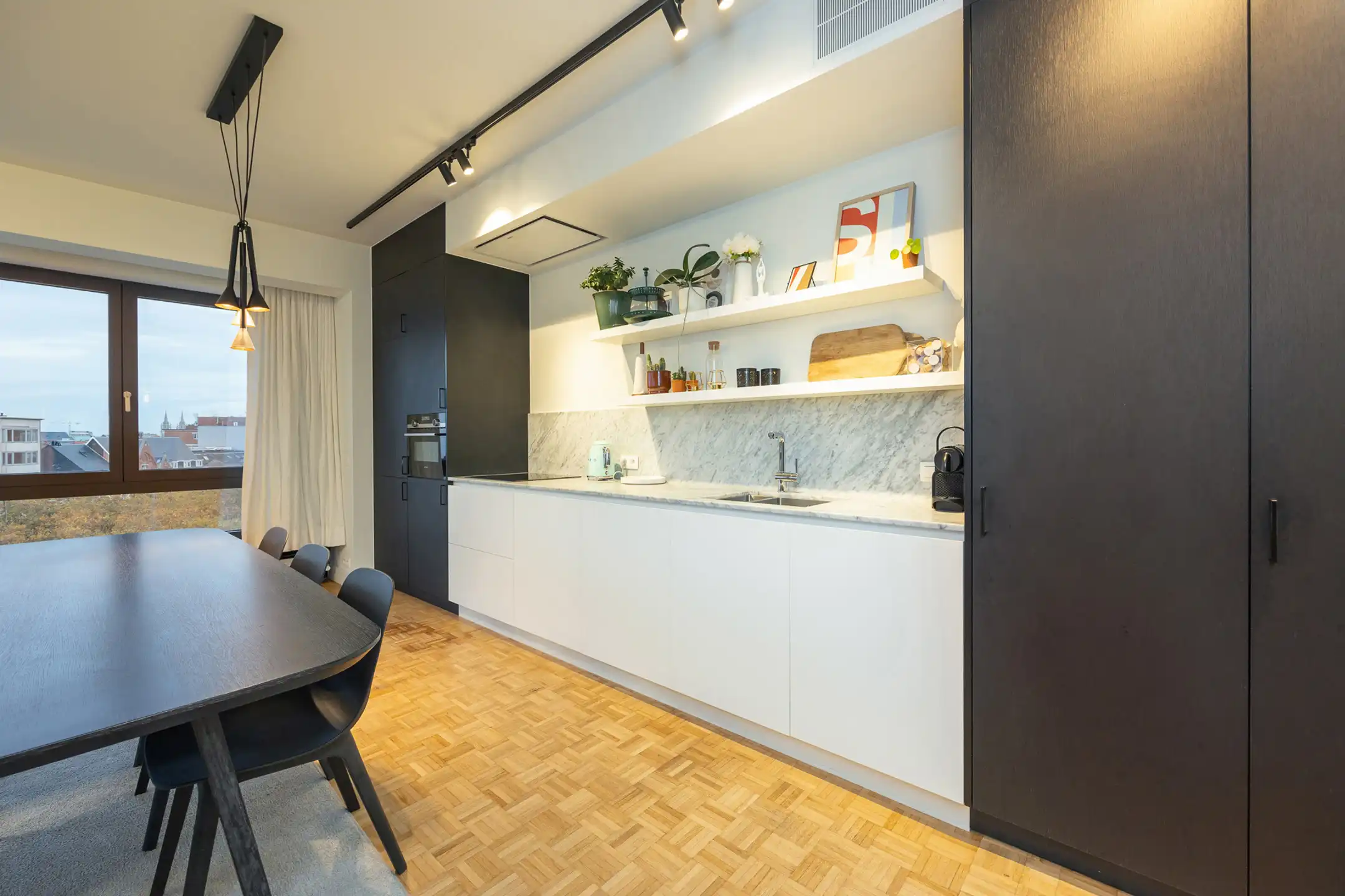 ANTWERPEN-ZUID - Ruim hoekappartement op het Zuid foto 3