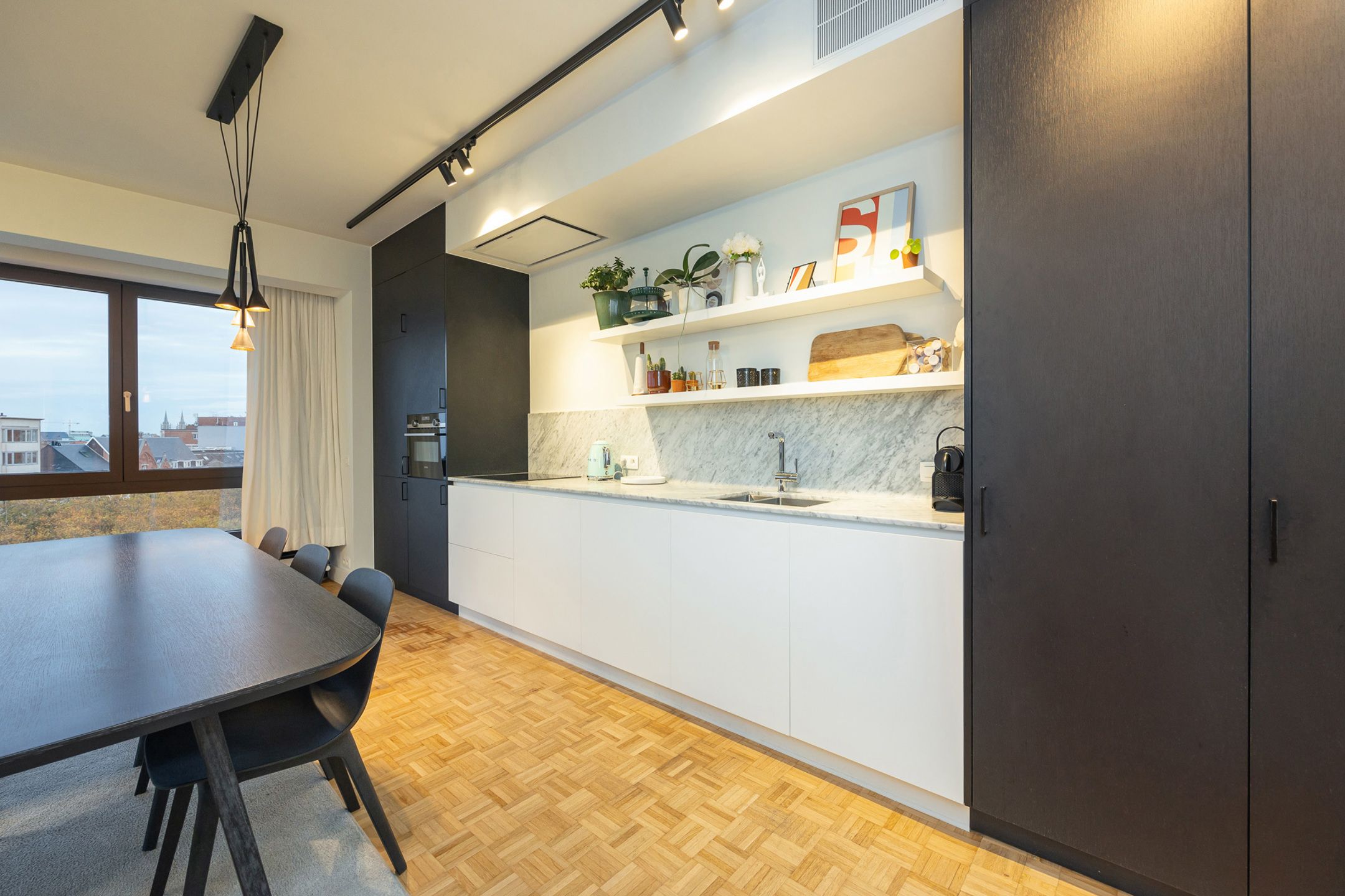 ANTWERPEN-ZUID - Ruim hoekappartement op het Zuid foto 3