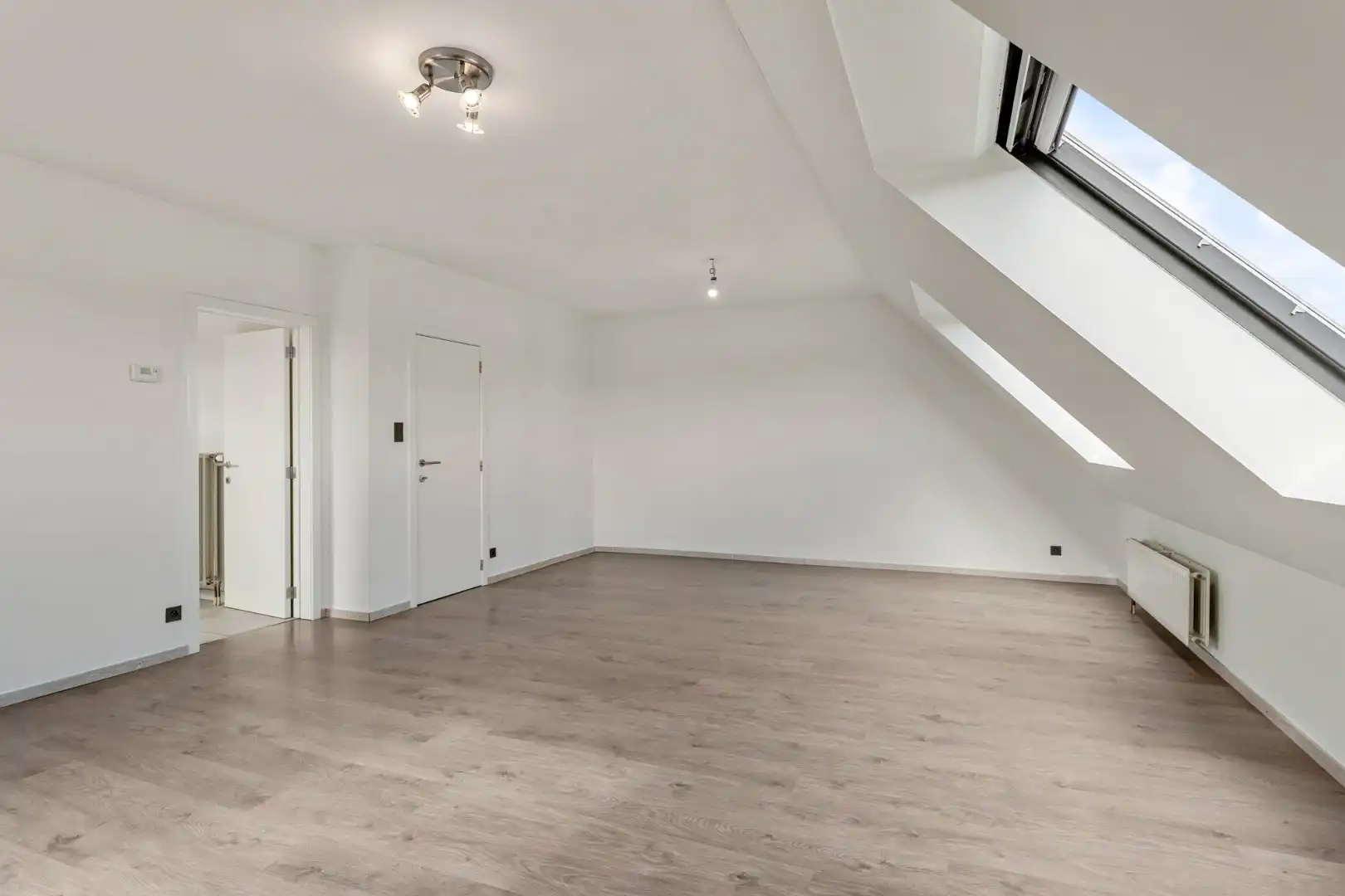 Recent gerenoveerd Duplex appartement met 3 slaapkamers en garagebox in het centrum van Hasselt. foto 7