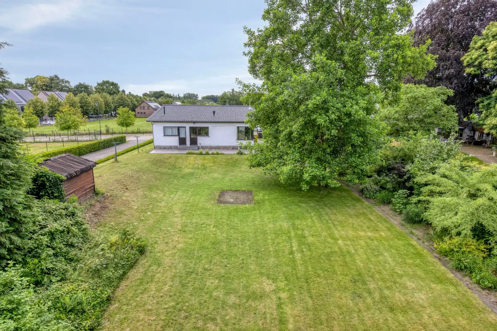 Gelijkvloerse woning met 3 slpks op een uniek perceel van 2.164 m² nabij de Markt !  foto 2