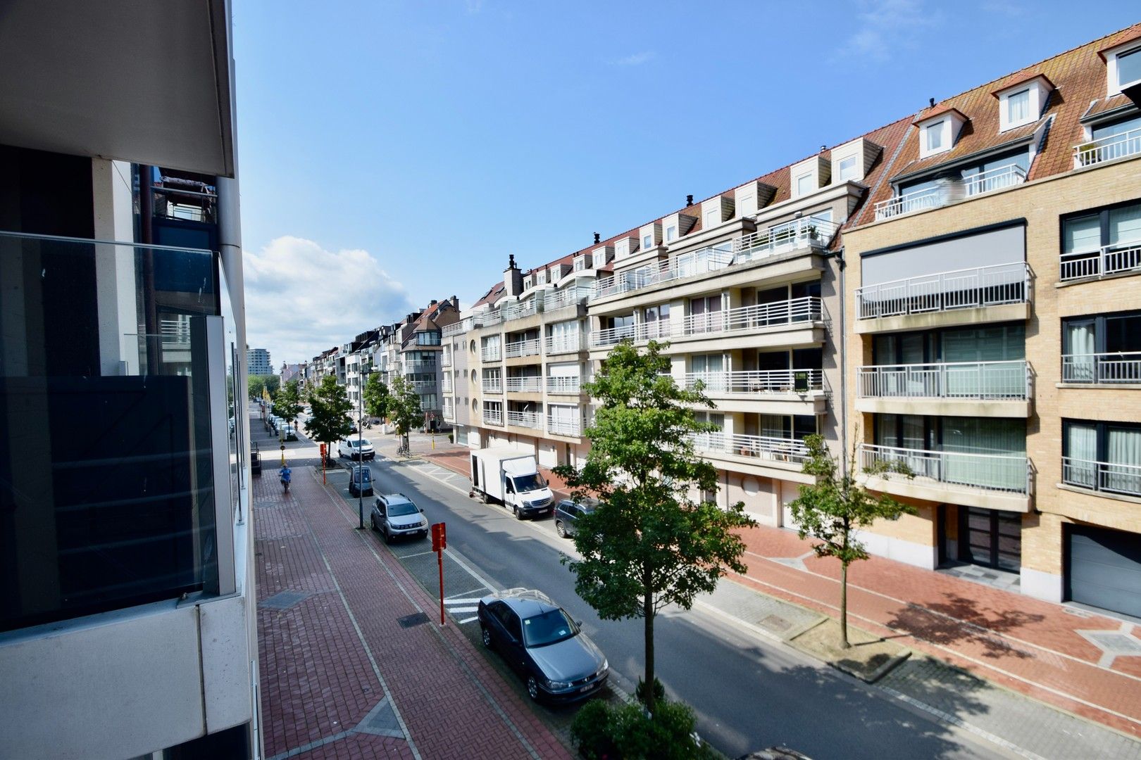 Instapklaar appartement gelegen op een centrale ligging te Knokke, vlakbij de winkels en de zee. foto 3