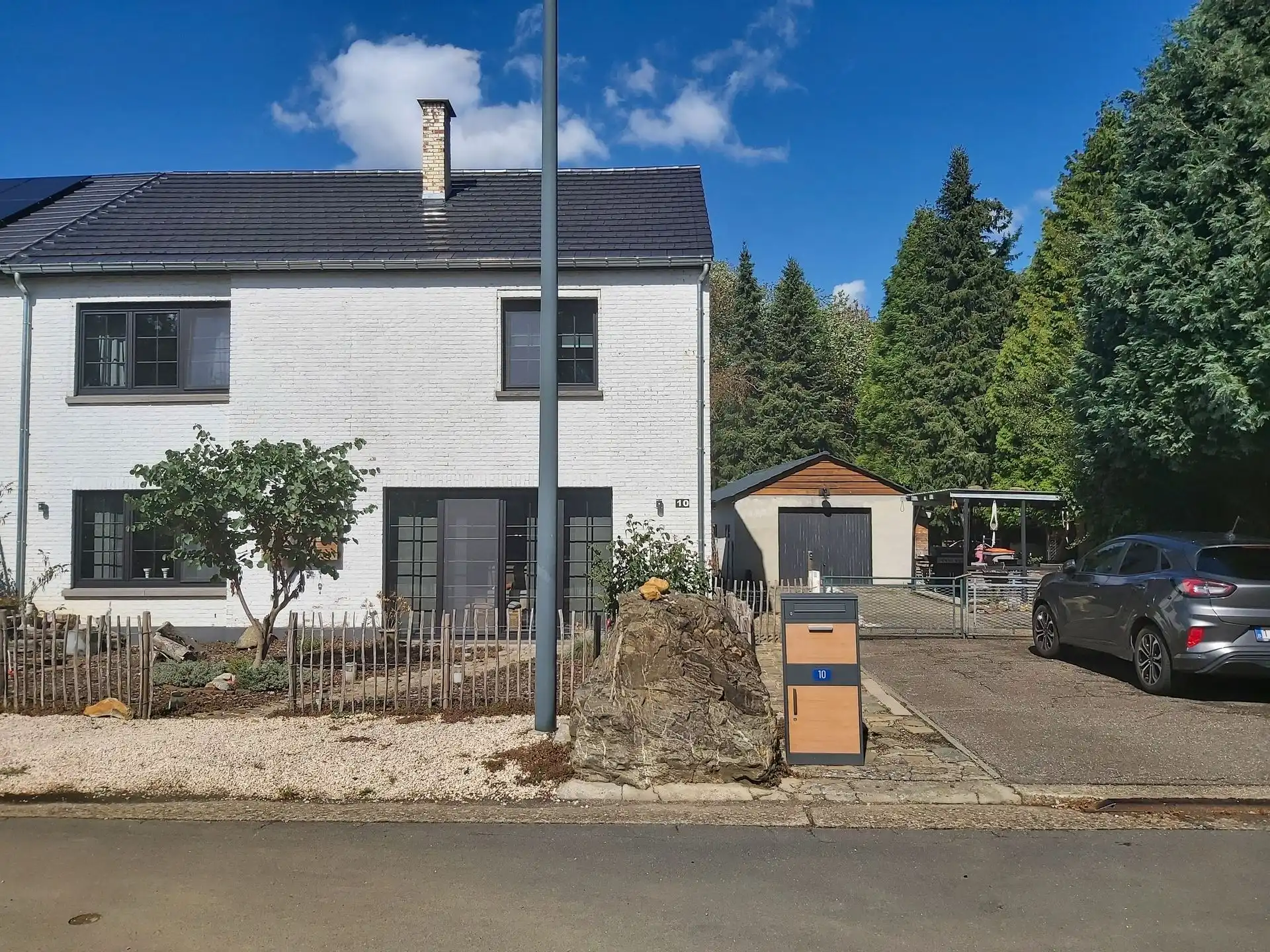 Ruime, verder af te werken gezinswoning met vier slaapkamers, EPC-label C, vrijstaande garage en een perceel van 562 m² in een rustige, doodlopende straat in Maasmechelen! foto 2