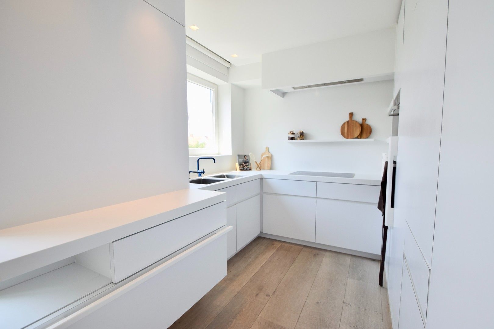 Volledig gerenoveerd hoekappartement in een standingvolle villaresidentie gelegen in het Zoute. foto 11