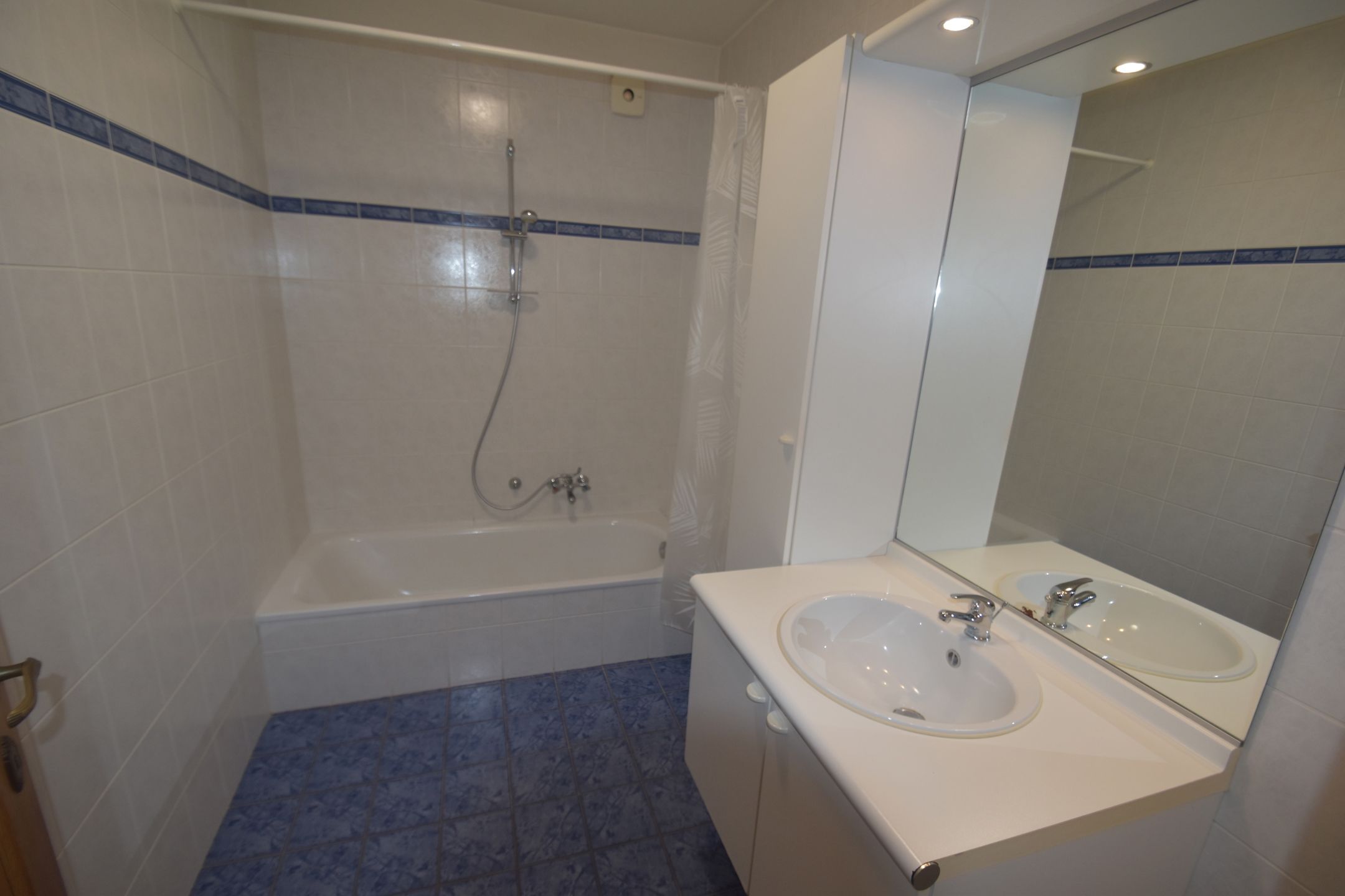 Nabij het station van D'monde gel., gelijkvl. 3 slpk-app. met 2 badk. en gar.  foto 5