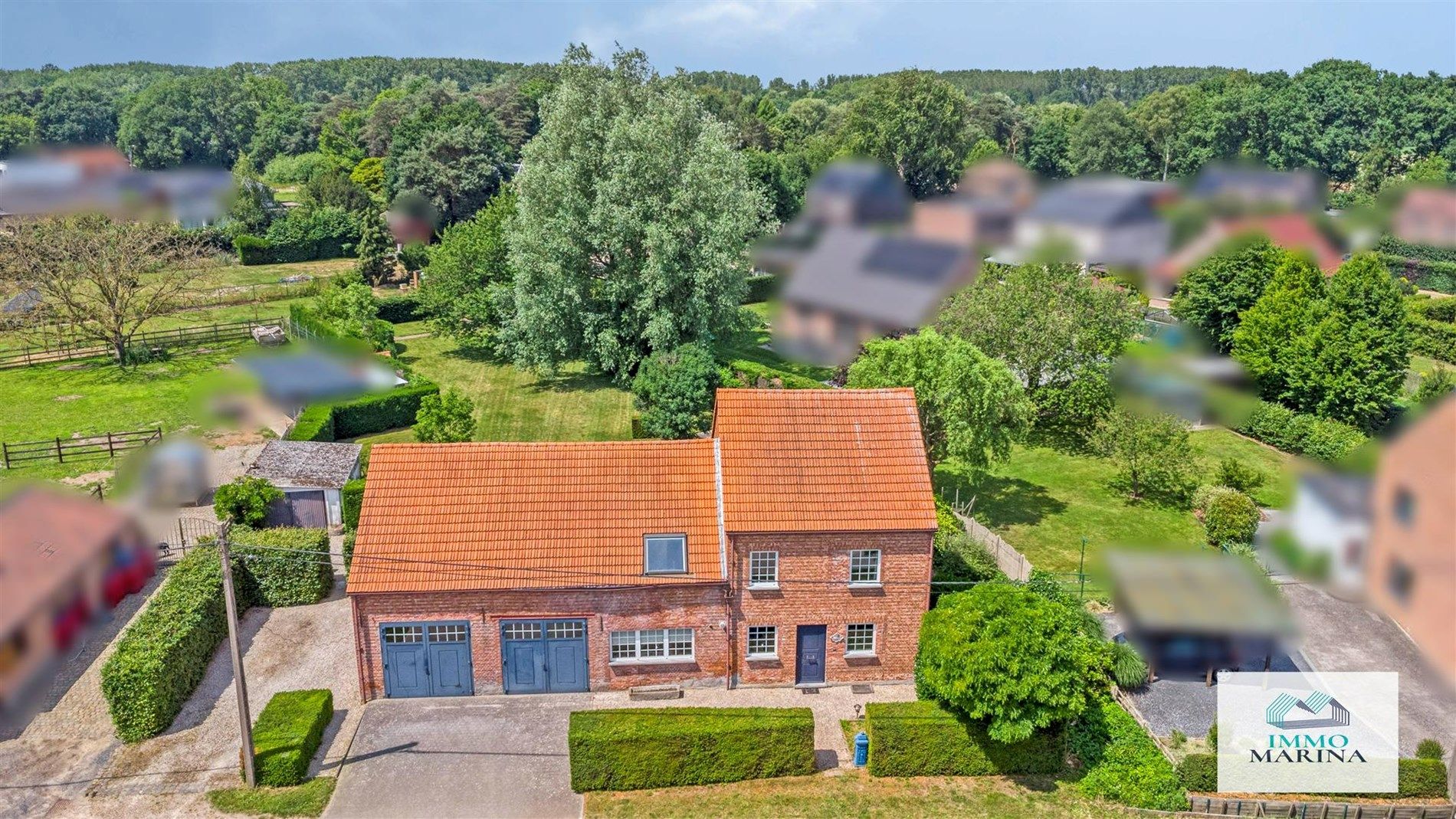 Ruime hoeve met 4 kamers en dubbele garage op 17a te Werchter foto {{pictureIndex}}