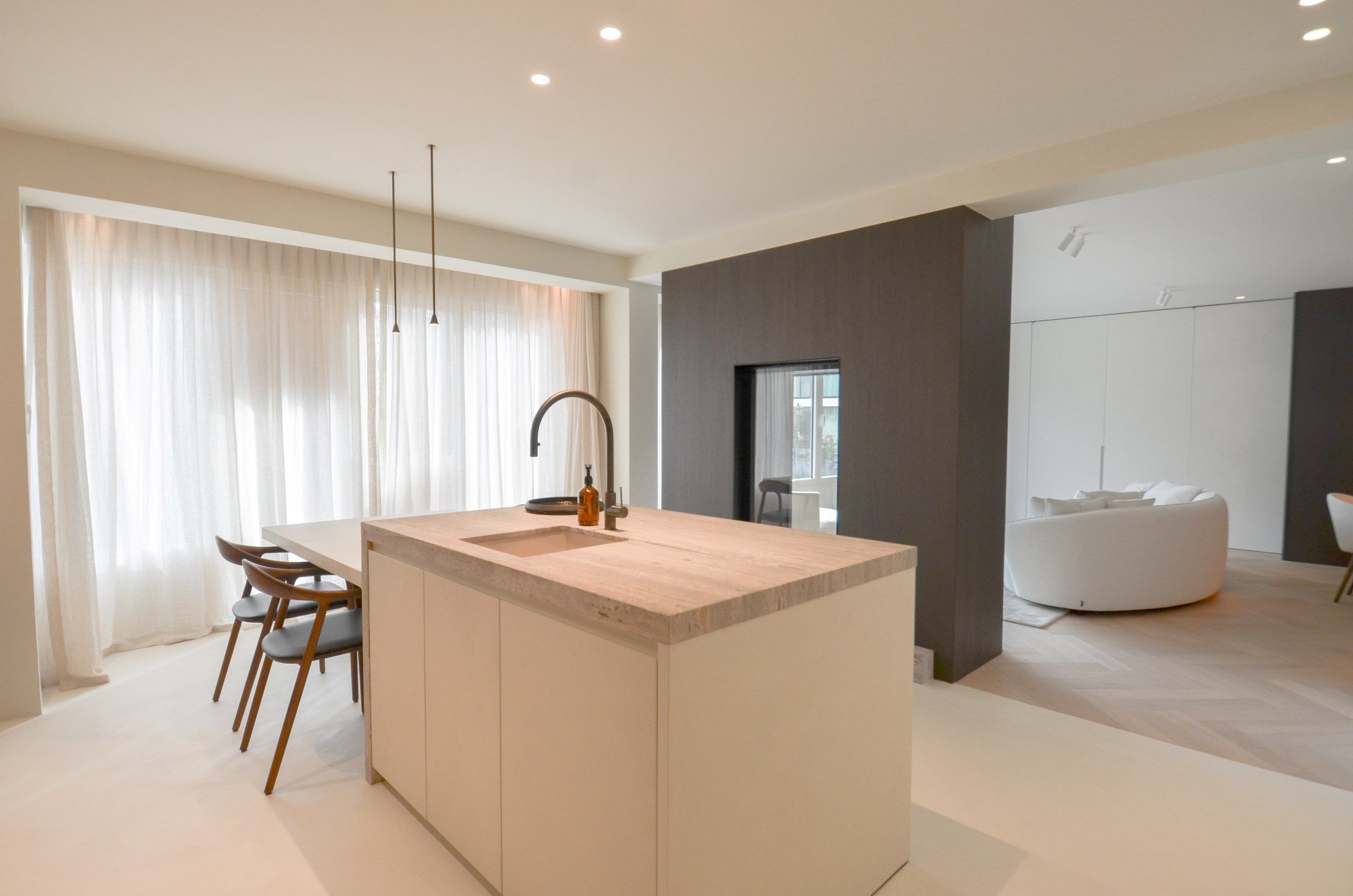 Uitzonderlijk ,tijdloos volledig gerenoveerd appartement met een open zicht . foto 6