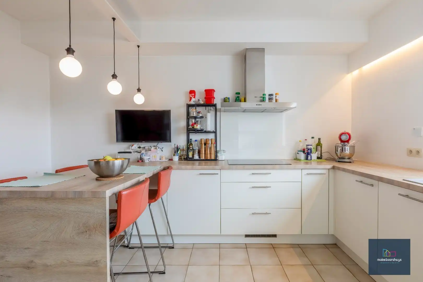 Heel ruime Instapklare woning in rij  met zonneterras en 2 staanplaatsen foto 12