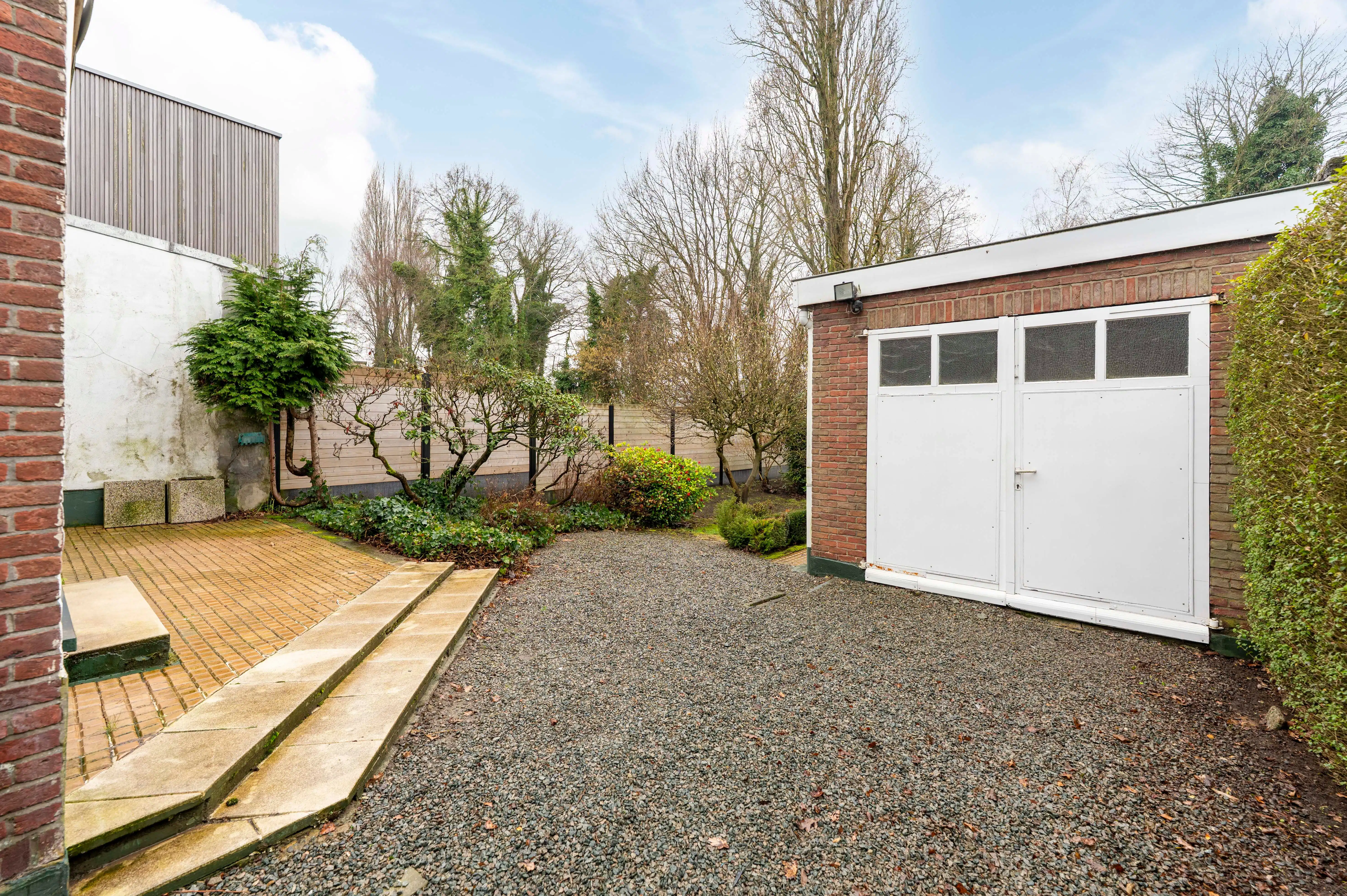 Halfopen bebouwing met veel potentieel, zonnige tuin en garage in Kapellen! foto 24