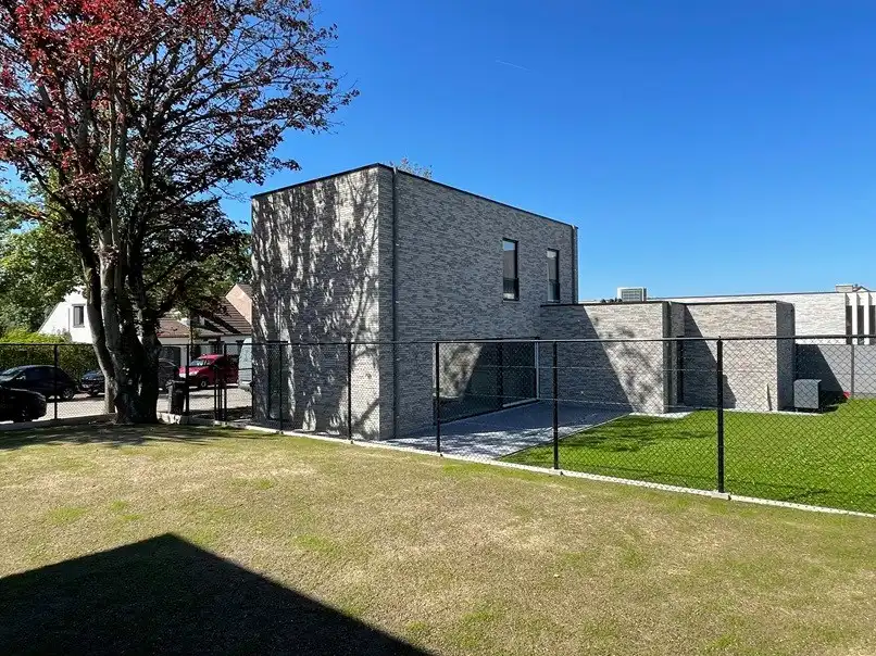 Nieuwbouwwoning met 3 slaapkamers inpandige garage , terras en tuin  foto 2