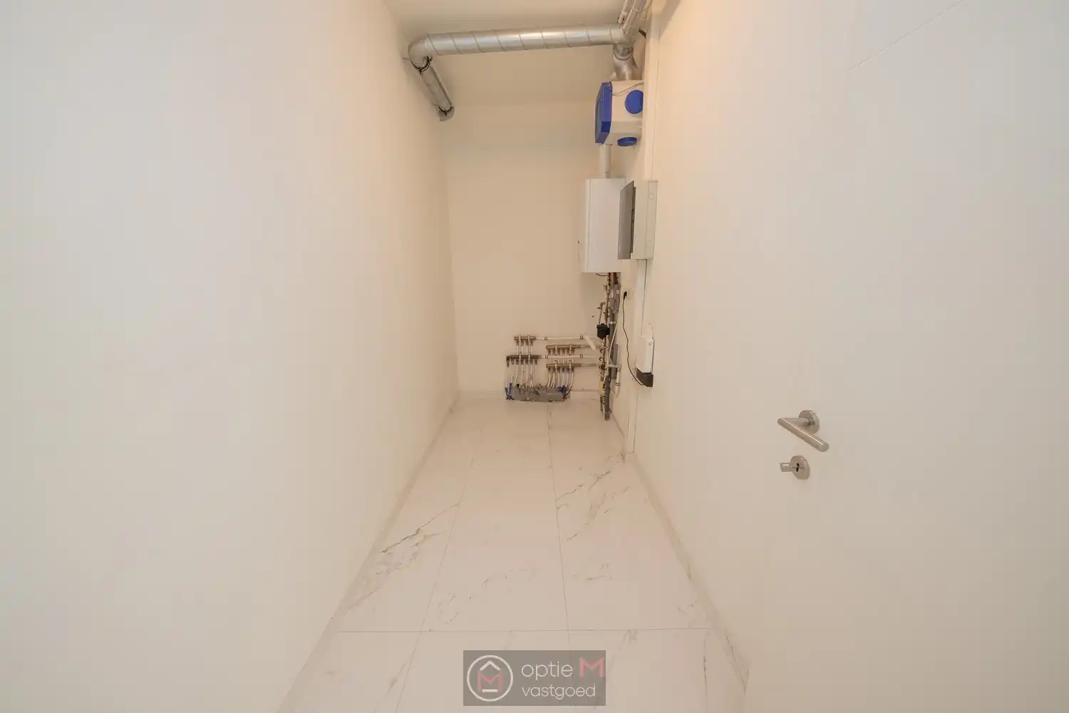 RUIM GELIJKVLOERS APPARTEMENT MET 2 SLPKS EN TUIN MET TERRAS. foto 12