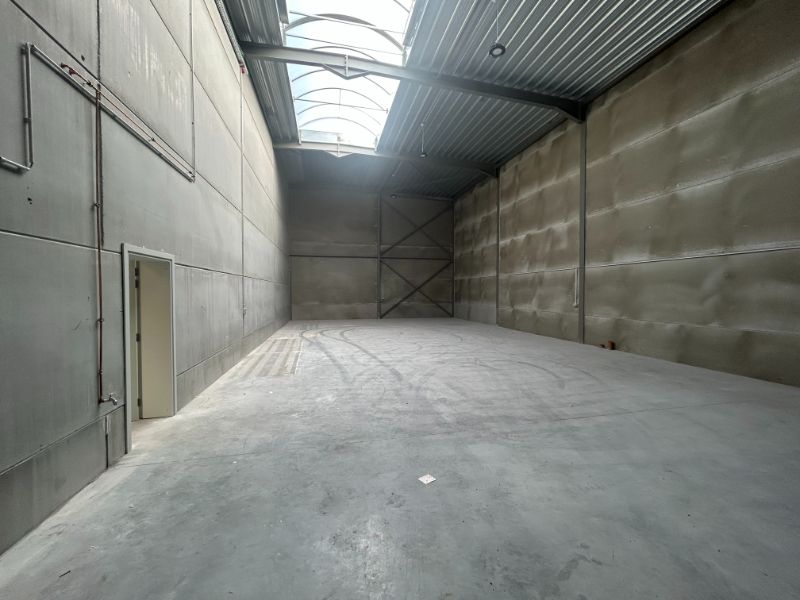 Recent magazijn met kantoorruimte – uitstekende ligging foto 2