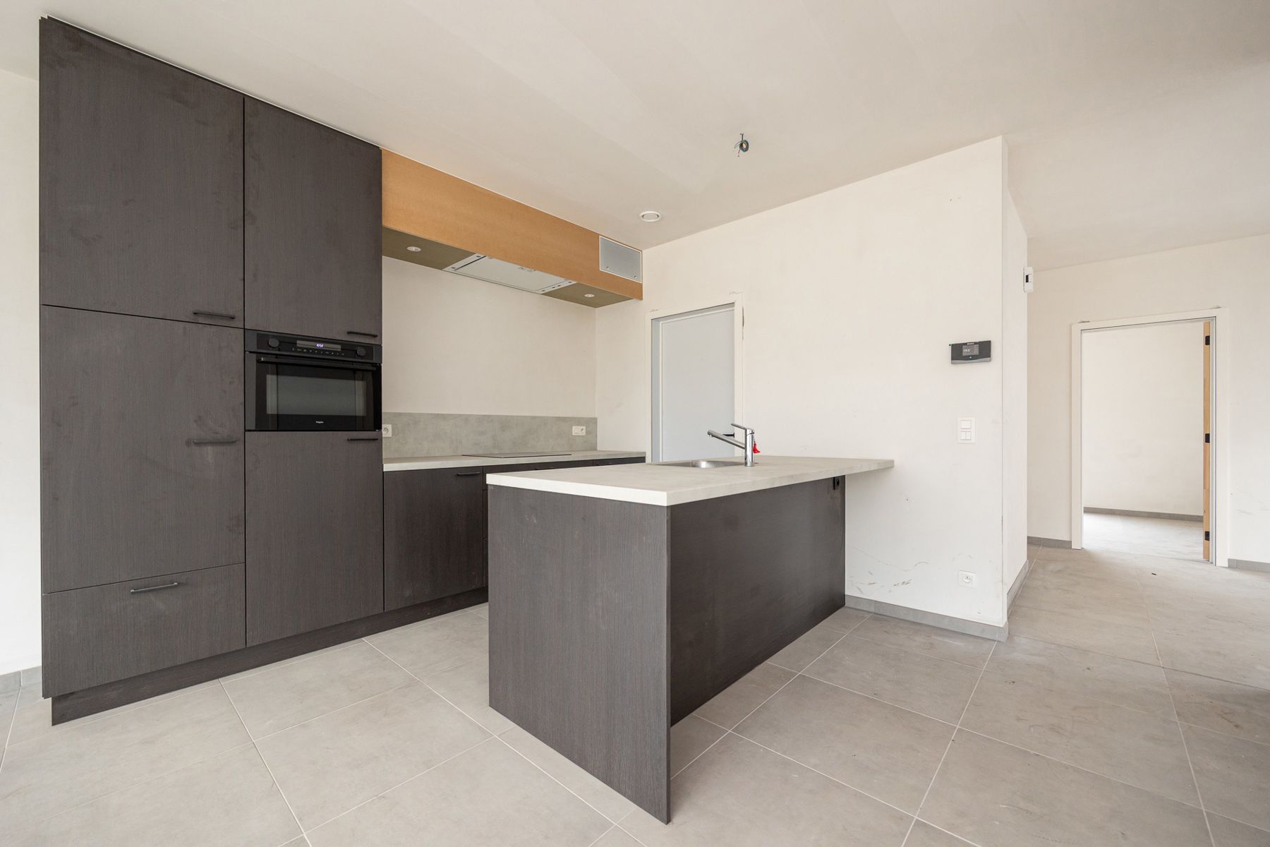 Halfopen woning met 3 slaapkamers en carport/fietsenberging op perceel van ca 370 m² foto 4