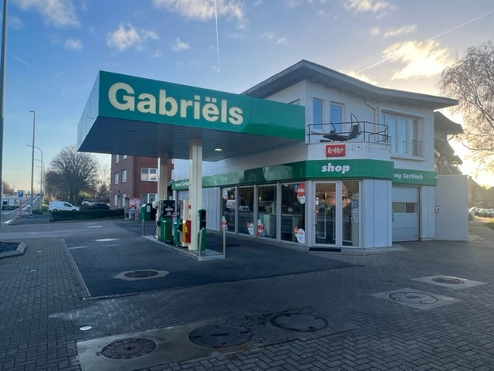 Tankstation met winkel & gebouw foto 6