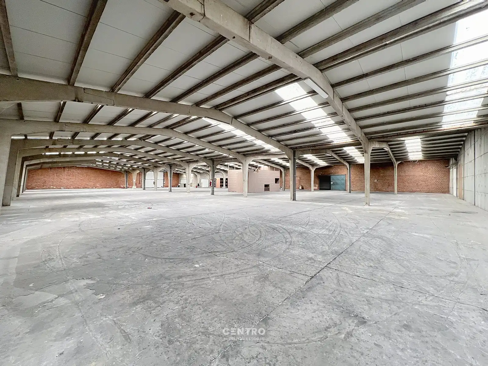 Magazijn van 2.400 m², extra parking en geïntegreerde kantoorruimte in nabijheid van vele baanwinkels vlak bij de RING van Poperinge ! foto 14