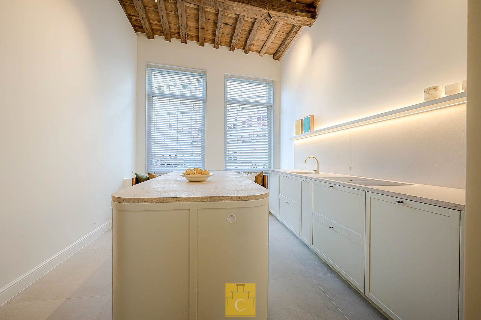 pas gerenoveerd diephuis op iconisch stadsplein, een meesterwerk van historiek en hedendaagse luxe foto 14