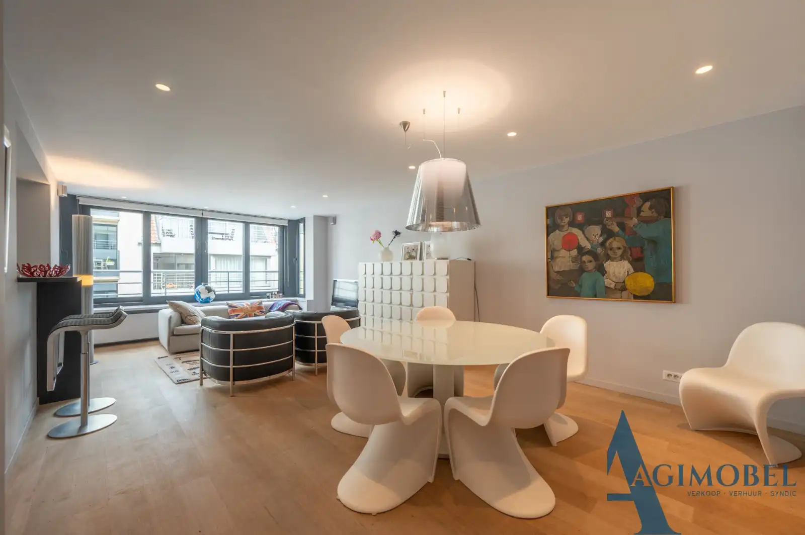 Eigentijds en perfect afgewerkt 2-slaapkamerappartement op toplocatie in Knokke. foto {{pictureIndex}}