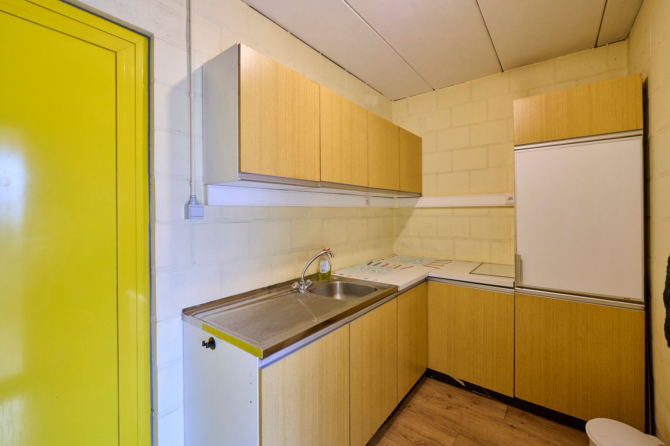 TE HUUR Zonhoven: Bedrijfsgebouw van +/- 390m² incl. kantoor foto 8