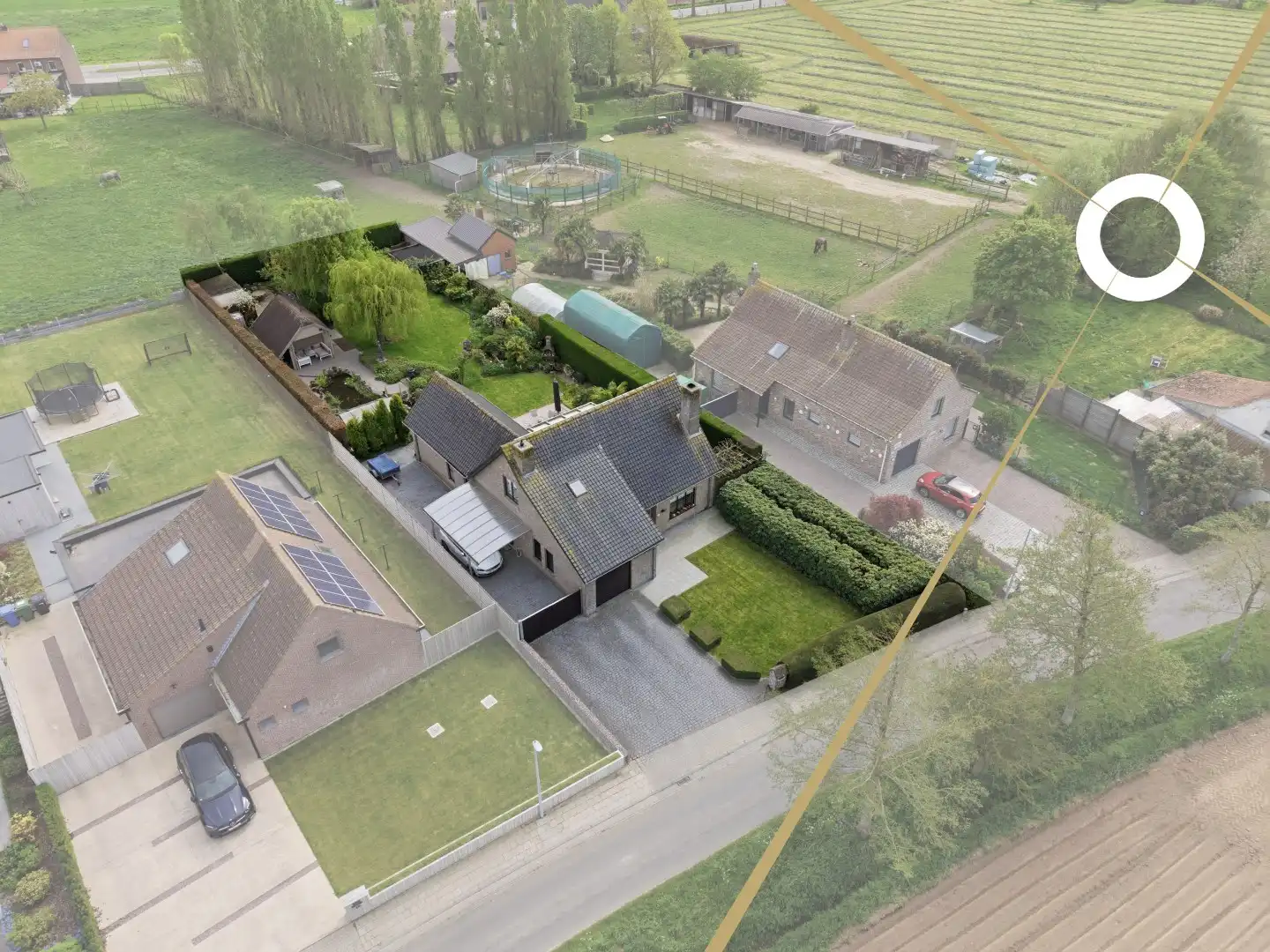 Instapklare villa met 5 slaapkamers, een ruime garage en een prachtige tuin te Dikkebus foto {{pictureIndex}}