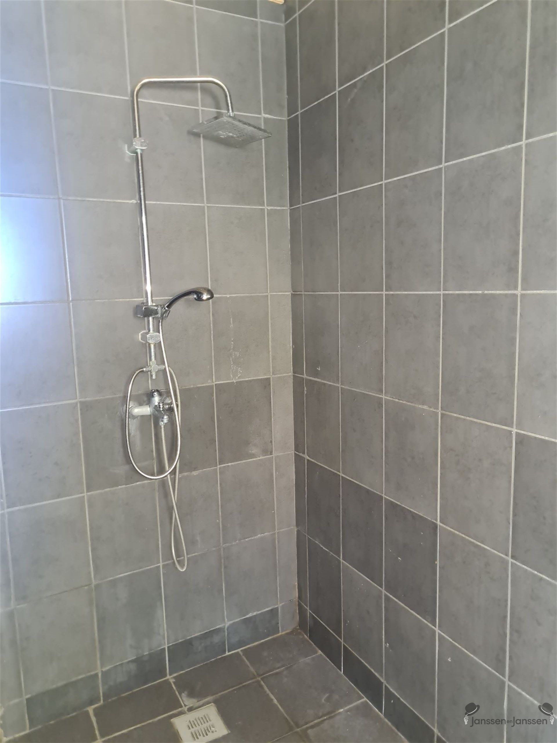 Op te knappen woning met veel potentieel in Tongeren foto 7